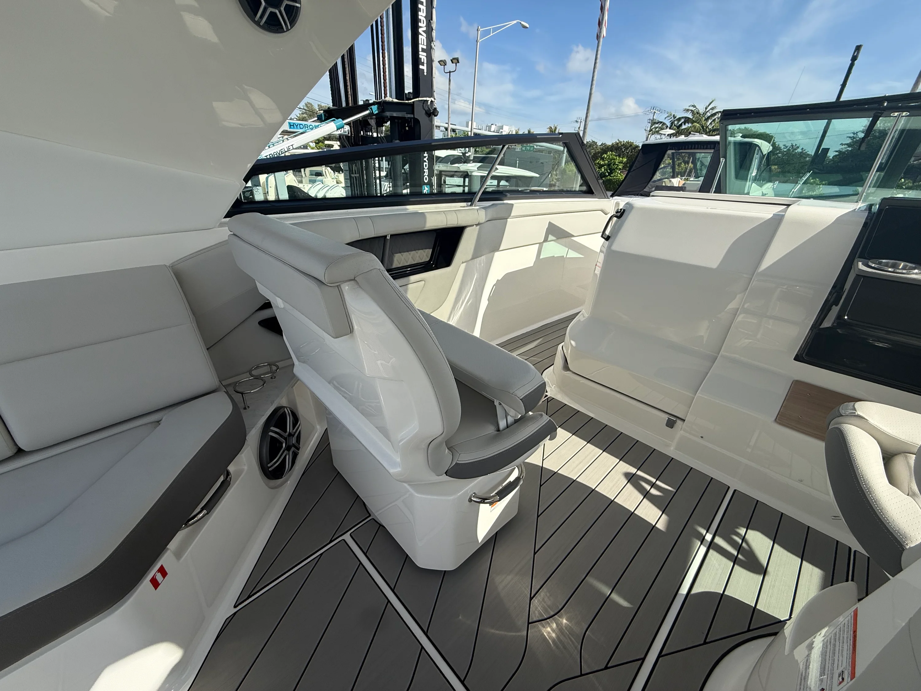 2026 Sea Ray SLX 400 Outboard Image Thumbnail #30