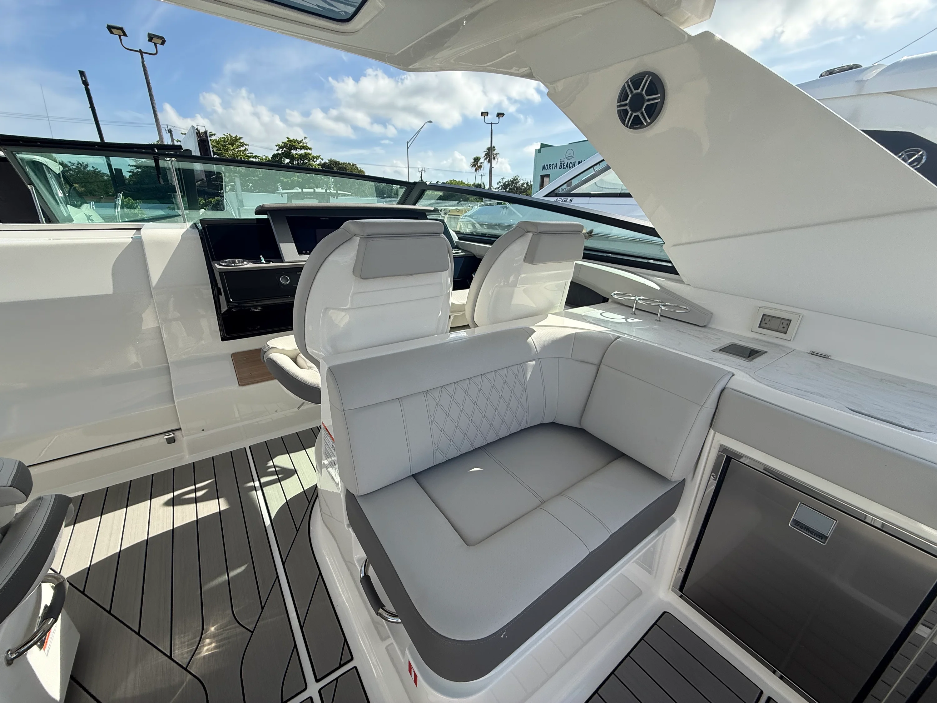 2026 Sea Ray SLX 400 Outboard Image Thumbnail #29