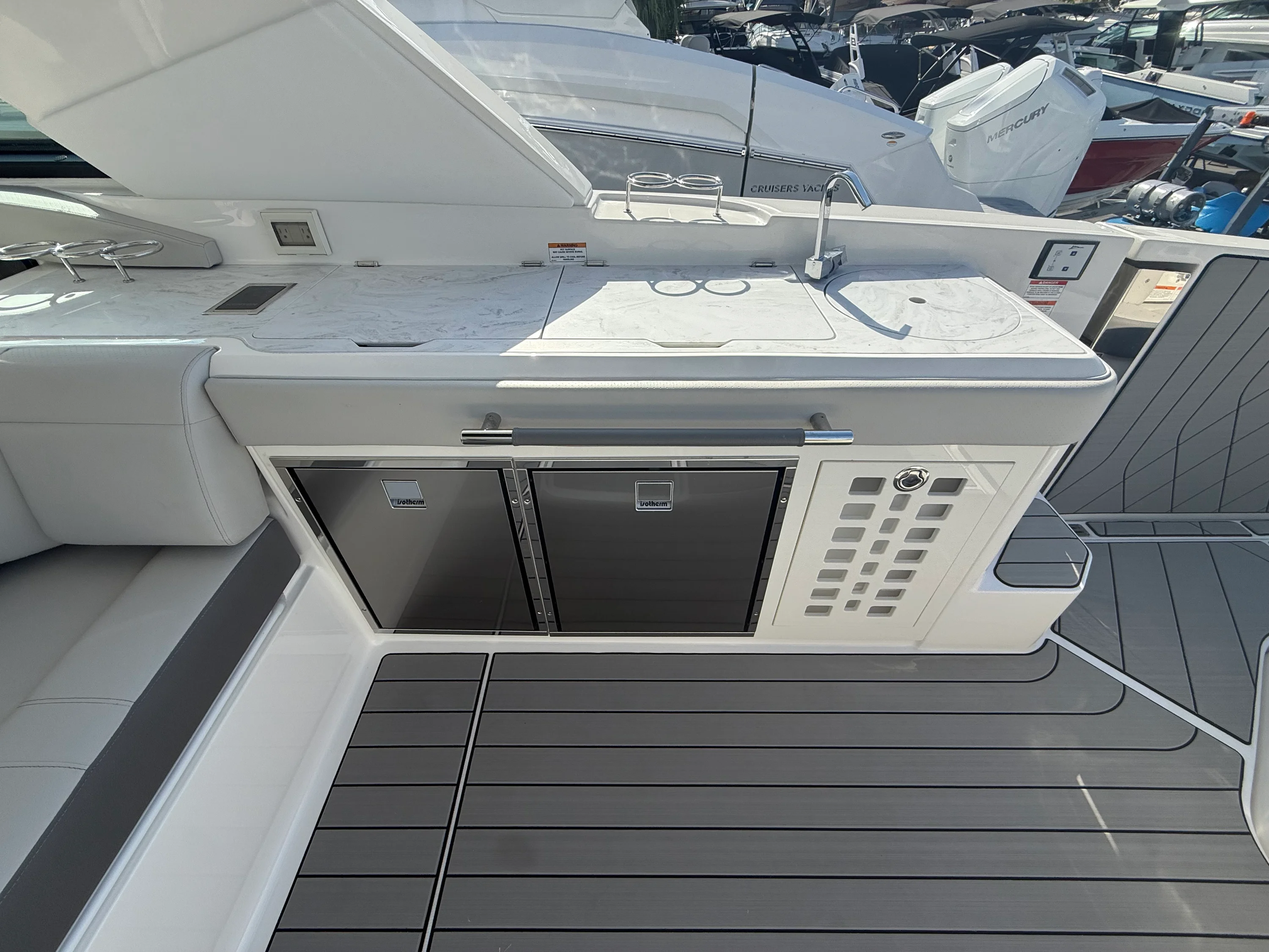 2026 Sea Ray SLX 400 Outboard Image Thumbnail #27