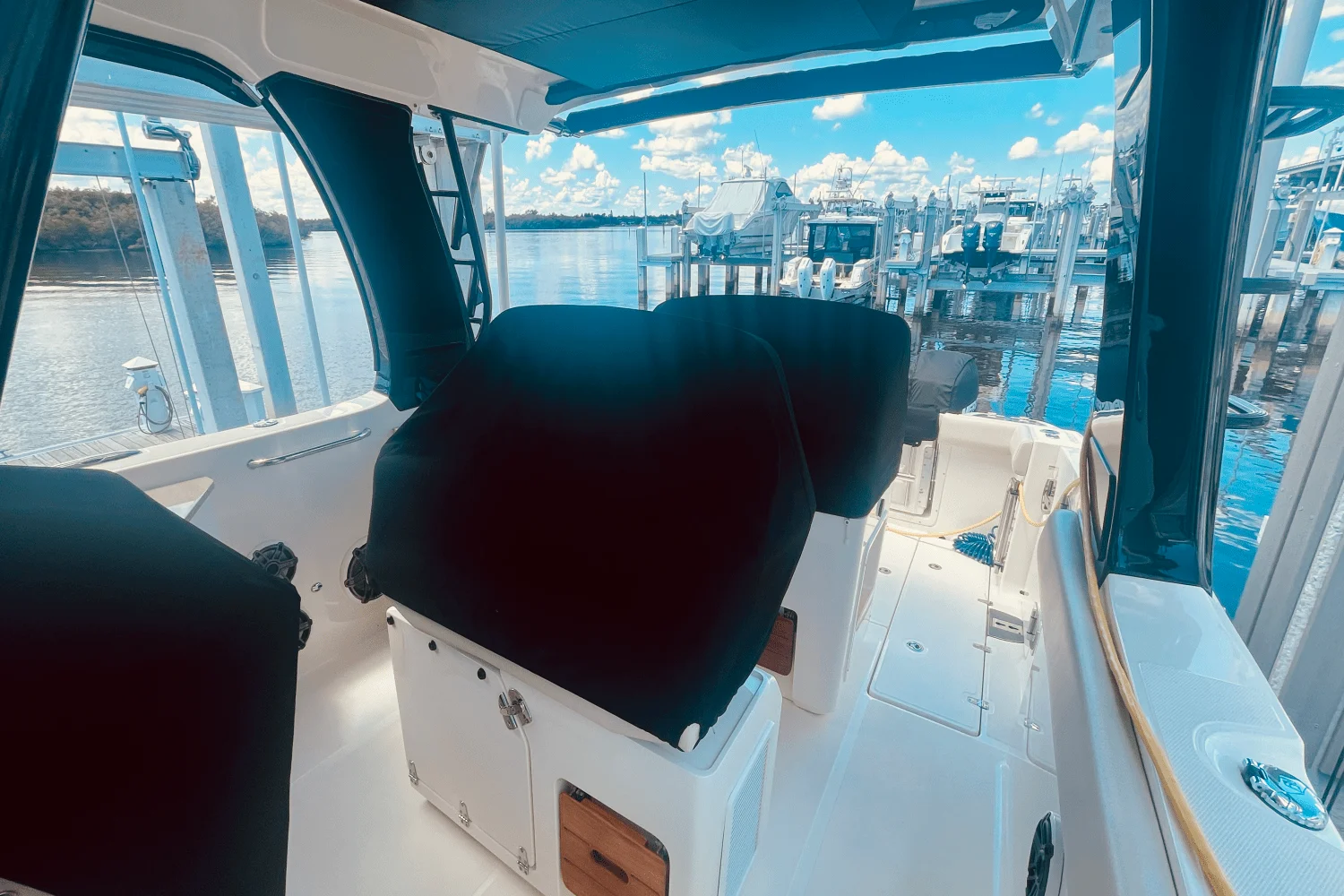 2023 Boston Whaler 350 REALM Image Thumbnail #15