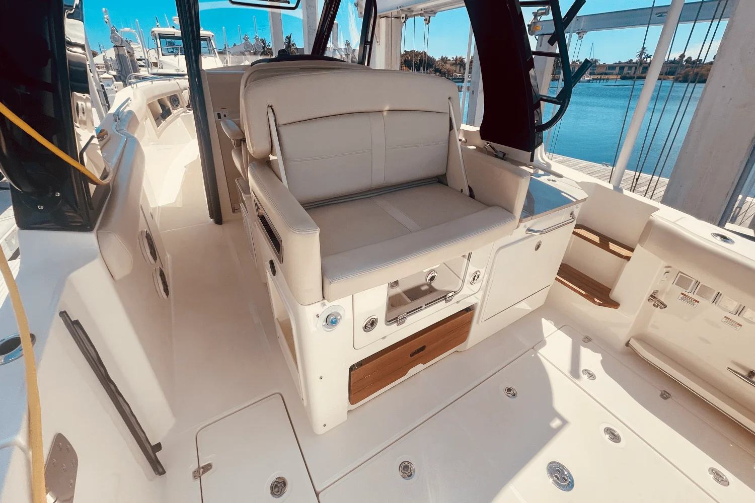 2023 Boston Whaler 350 REALM Image Thumbnail #24