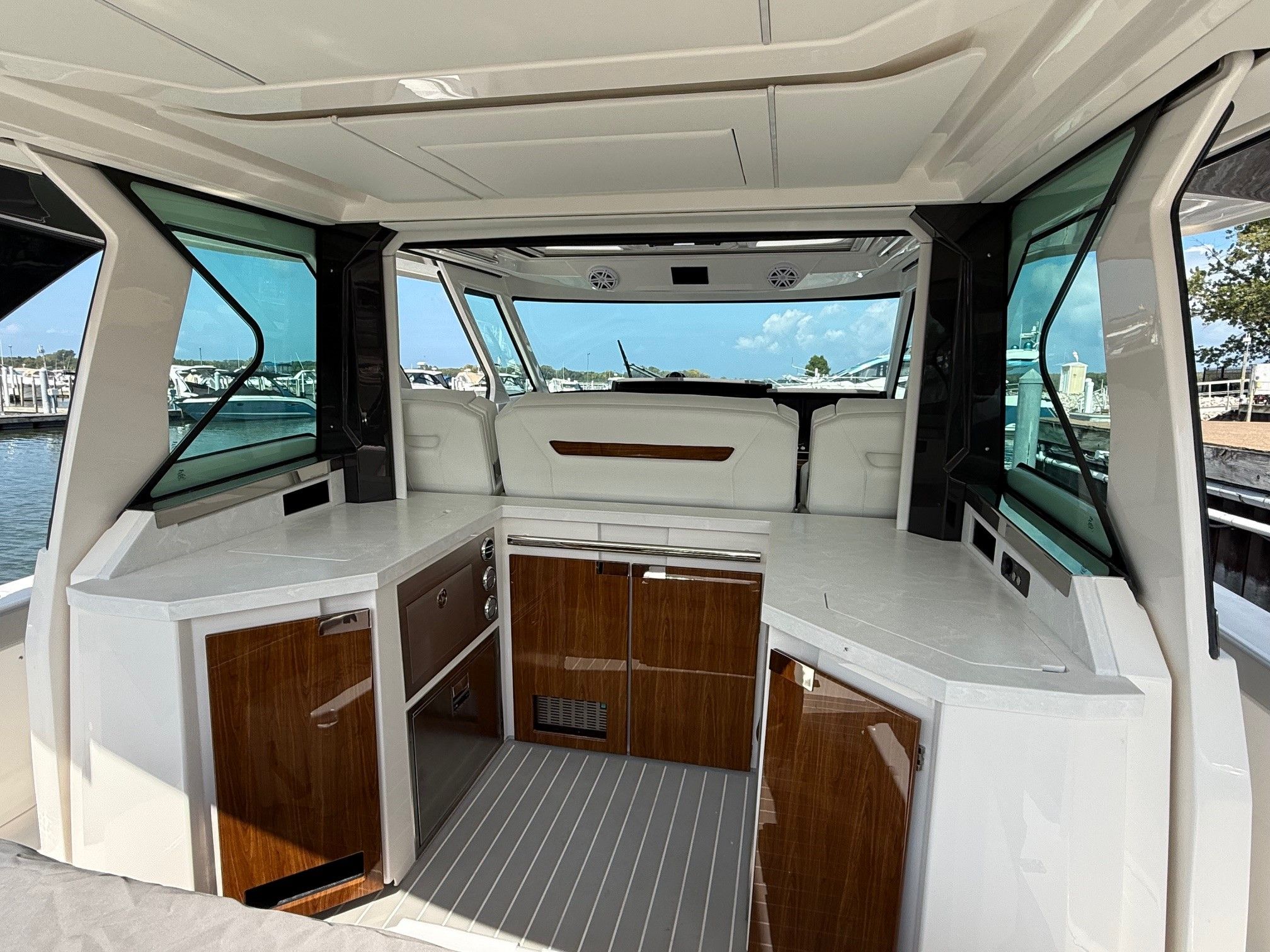 2026 Tiara Yachts 48LS Image Thumbnail #12