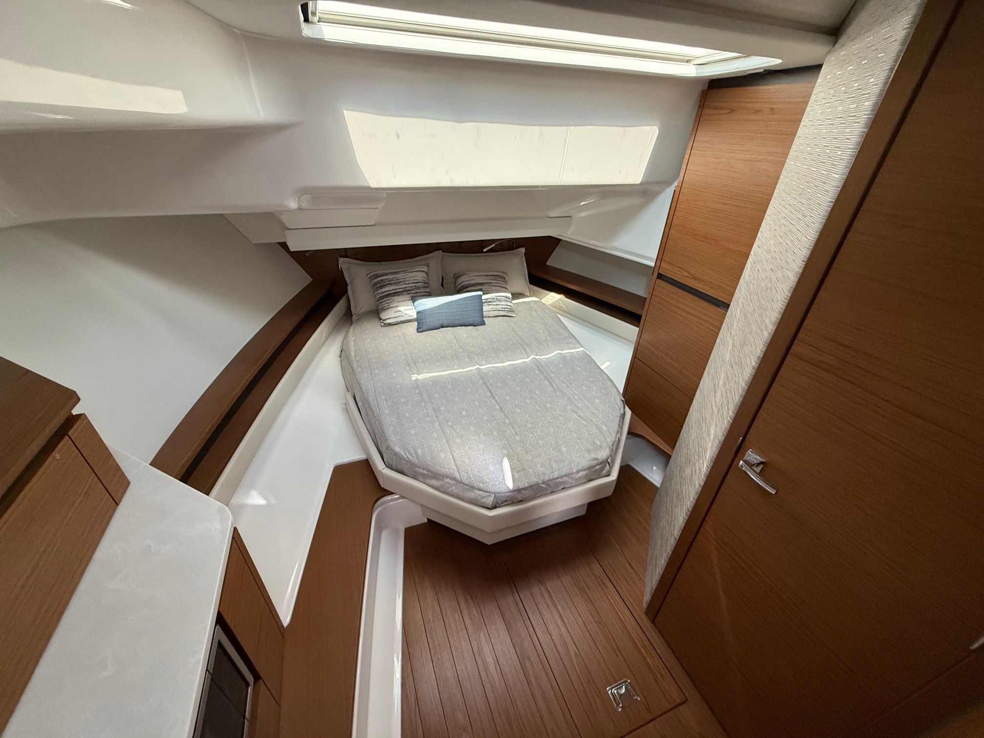2026 Tiara Yachts 48LS Image Thumbnail #16