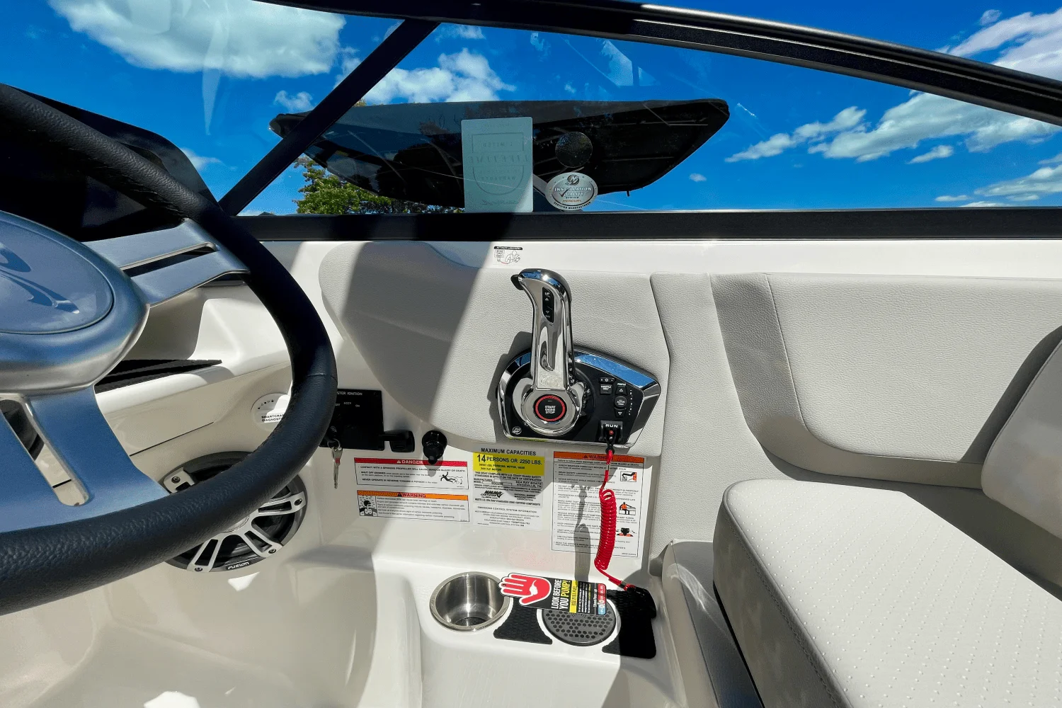 2026 Sea Ray SDX 250 Outboard Image Thumbnail #10