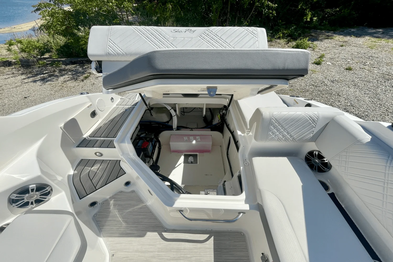 2026 Sea Ray SDX 250 Outboard Image Thumbnail #6