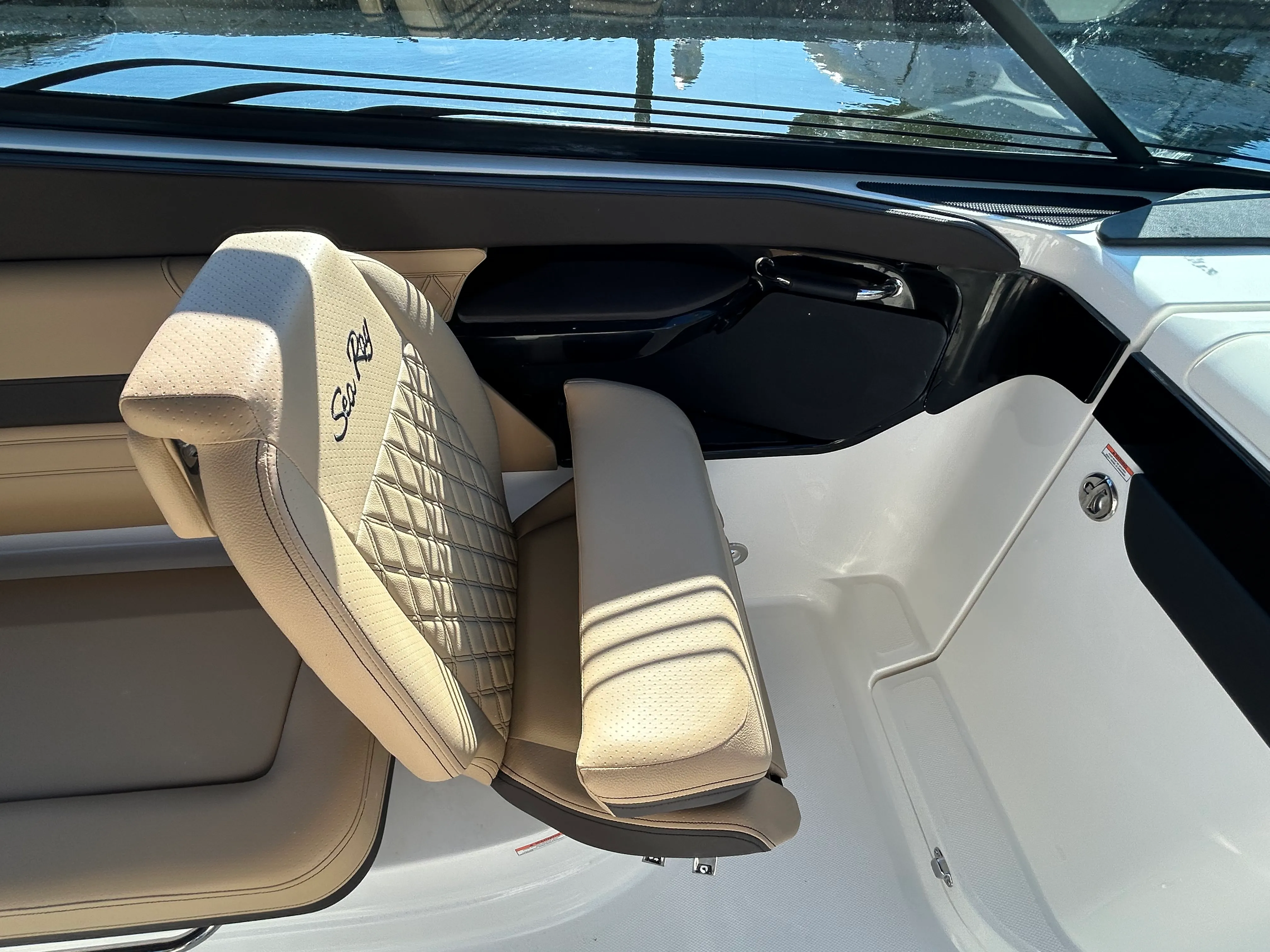 2026 Sea Ray SLX 260 Outboard Image Thumbnail #11