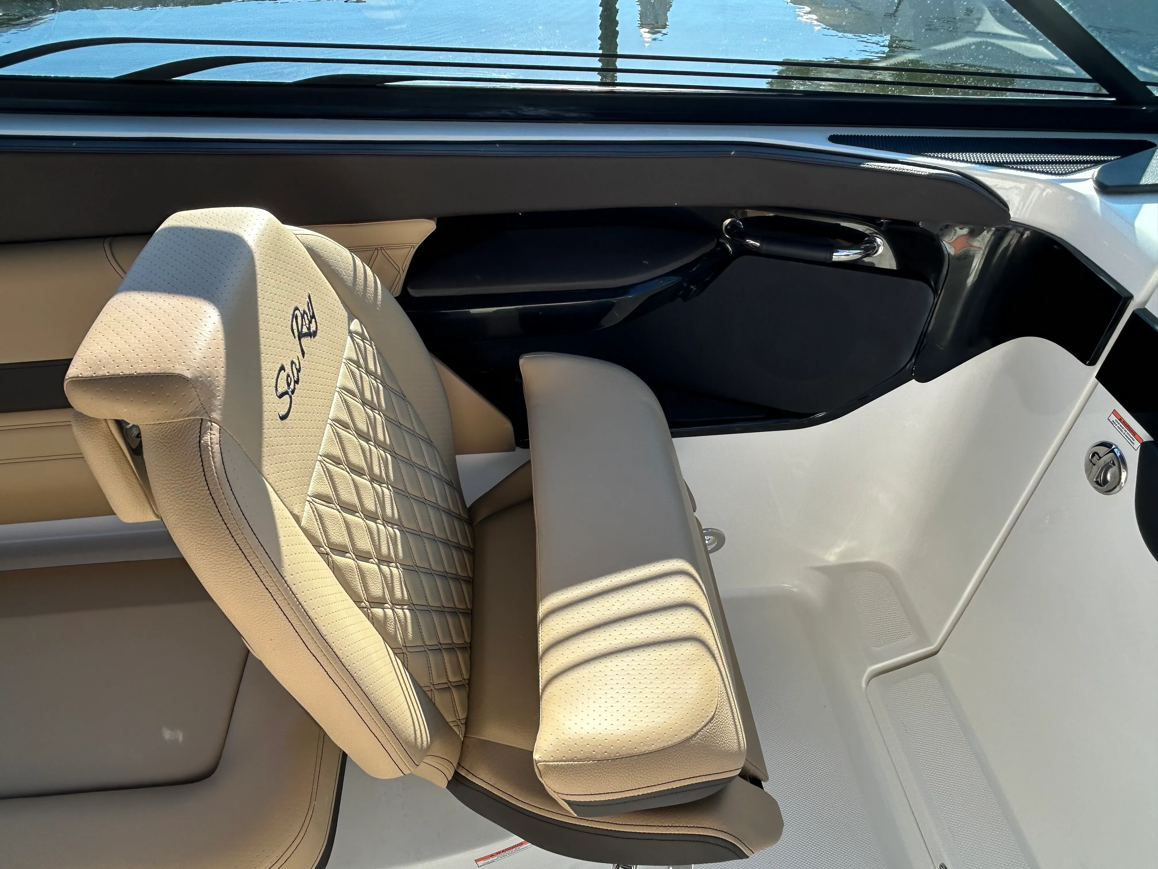 2026 Sea Ray SLX 260 Outboard Image Thumbnail #12