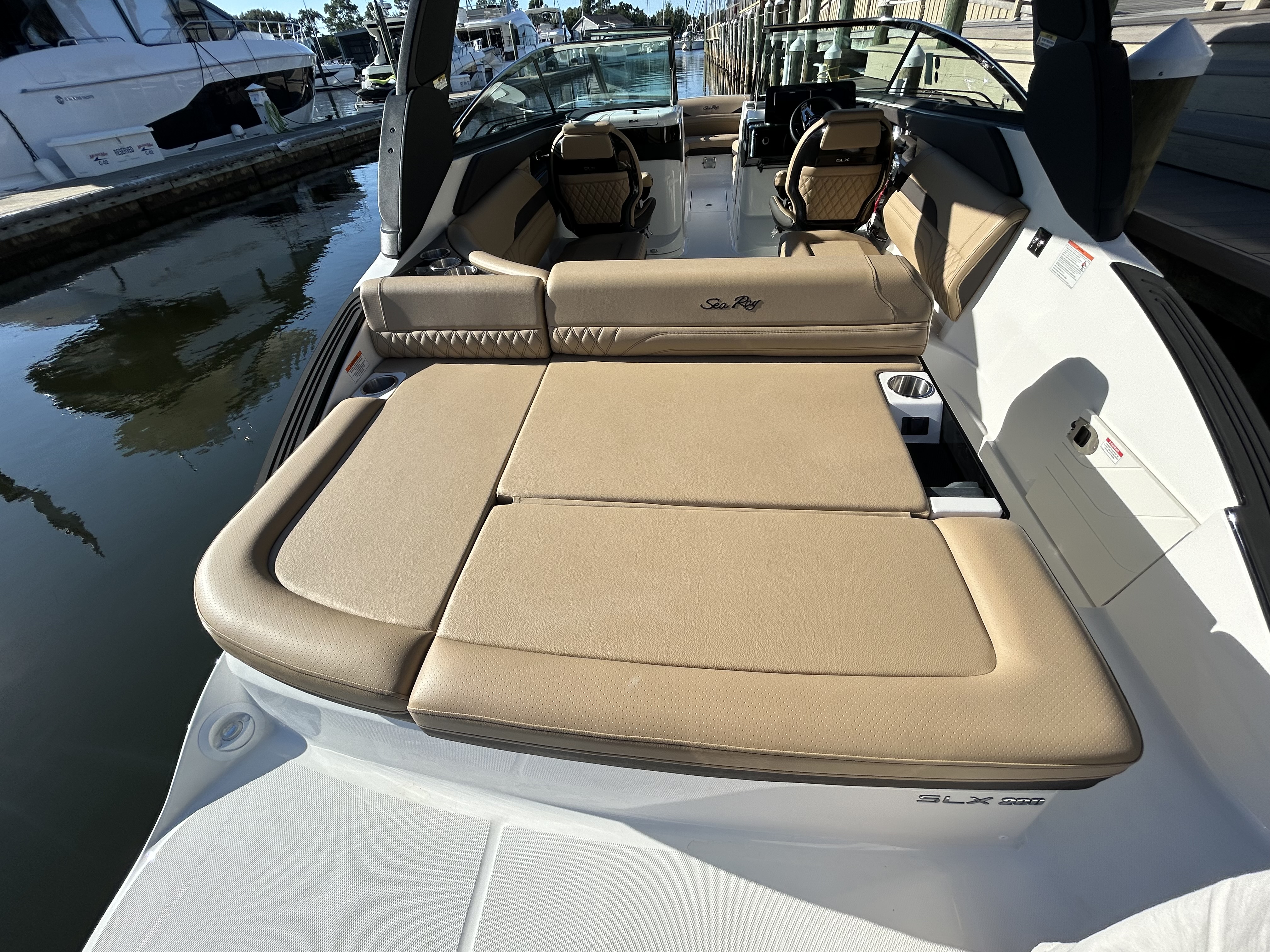 2026 Sea Ray SLX 260 Outboard Image Thumbnail #7