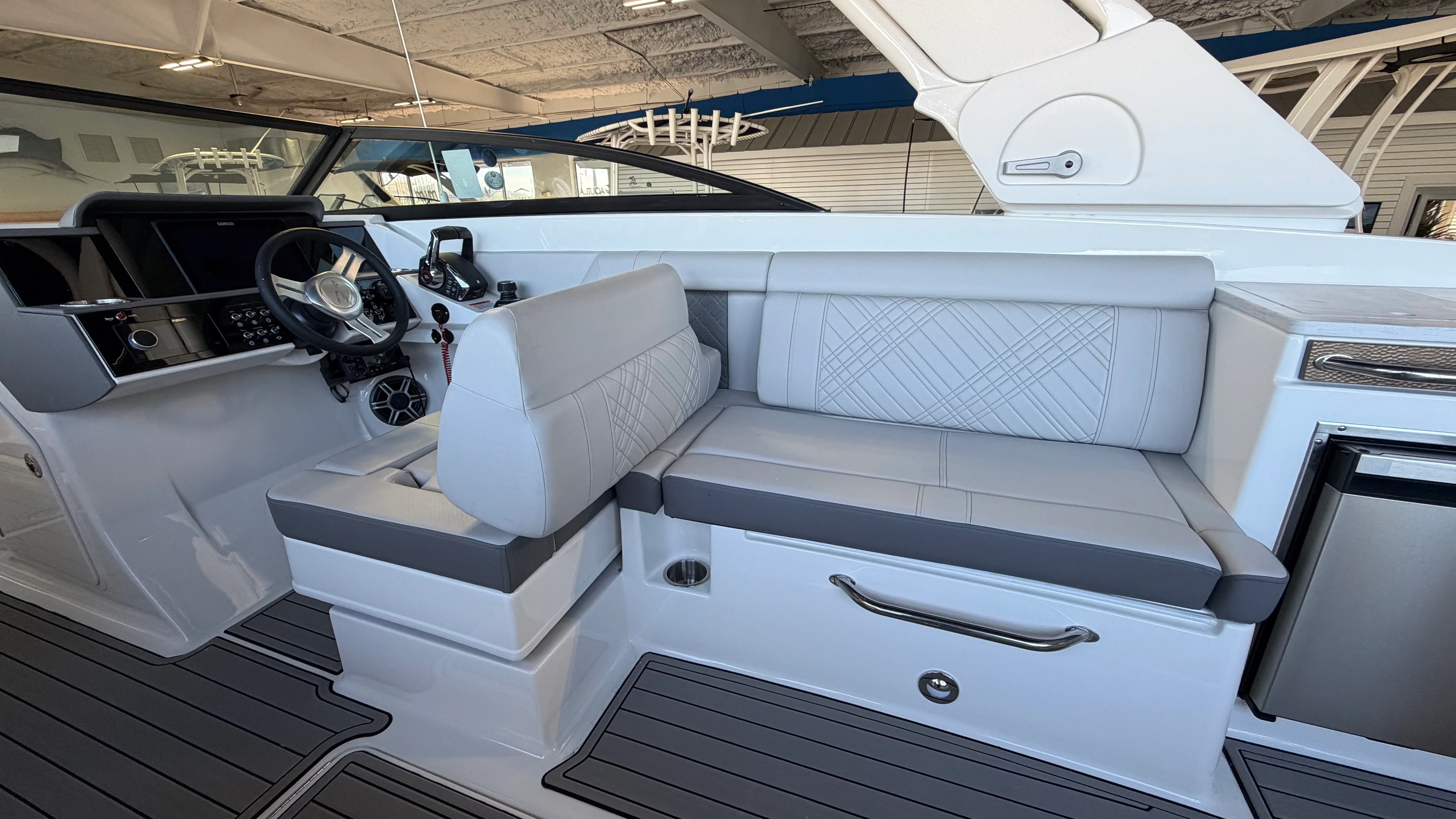 2026 Sea Ray SDX 290 Outboard Image Thumbnail #10