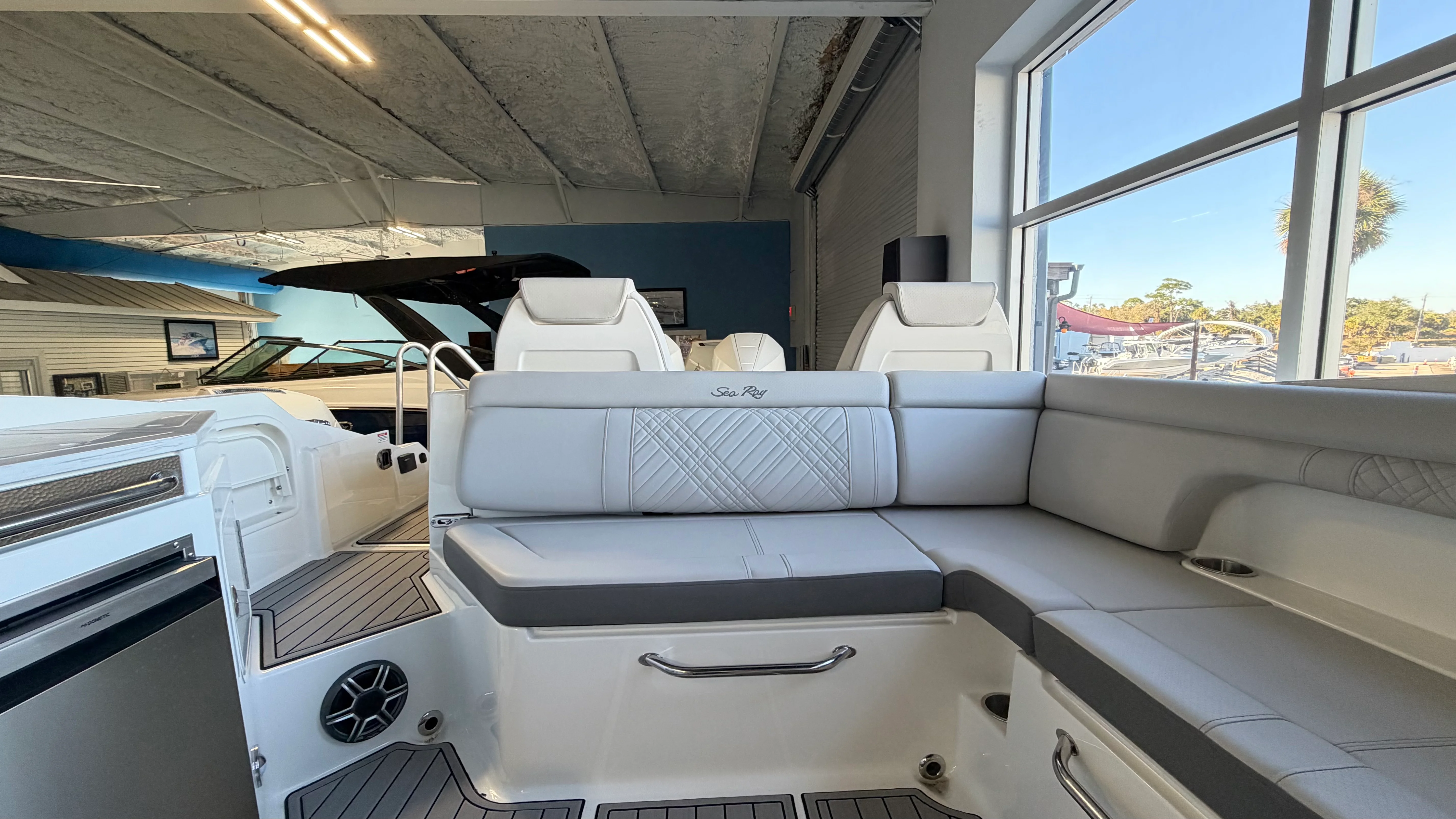 2026 Sea Ray SDX 290 Outboard Image Thumbnail #7