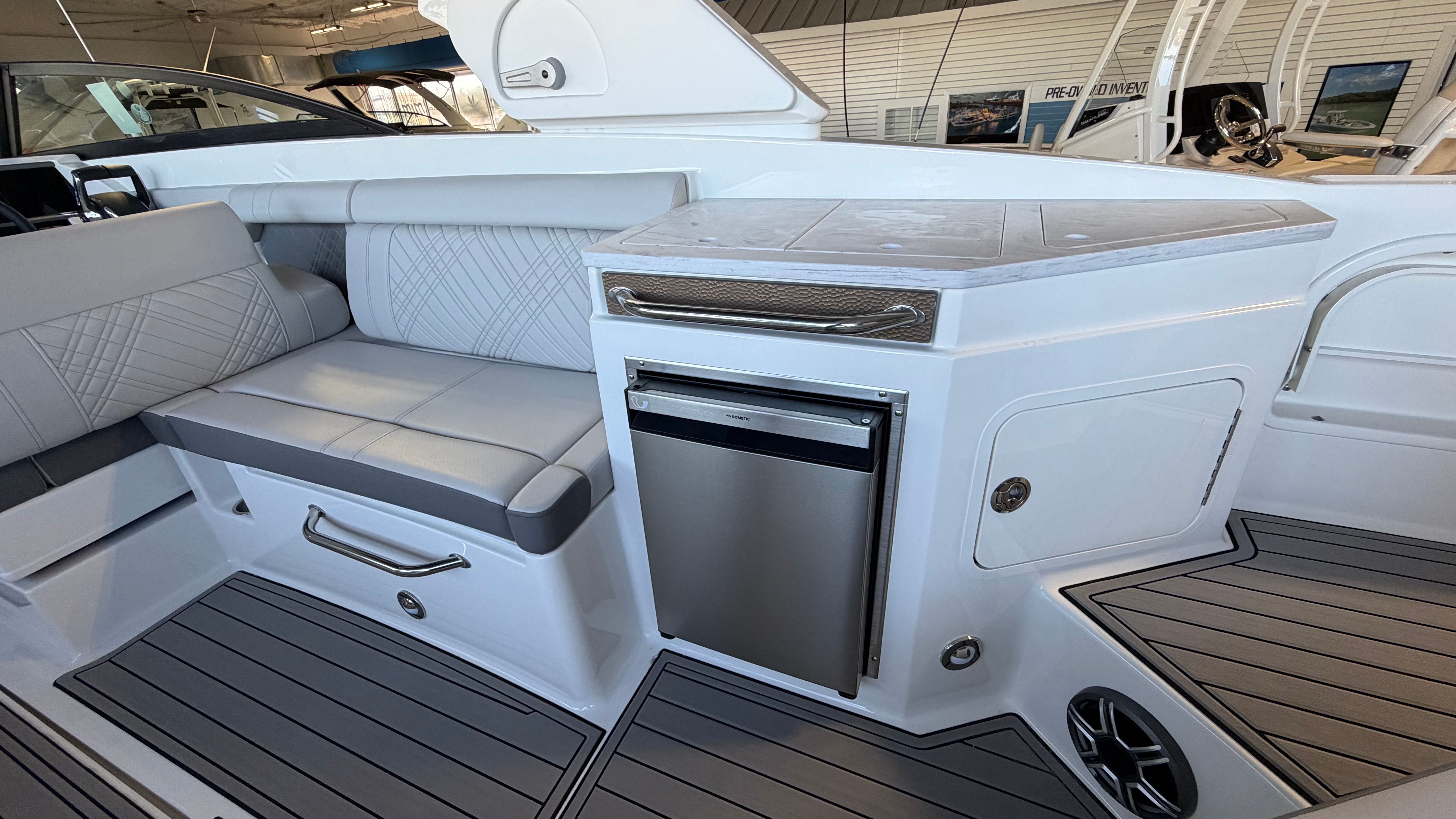 2026 Sea Ray SDX 290 Outboard Image Thumbnail #8