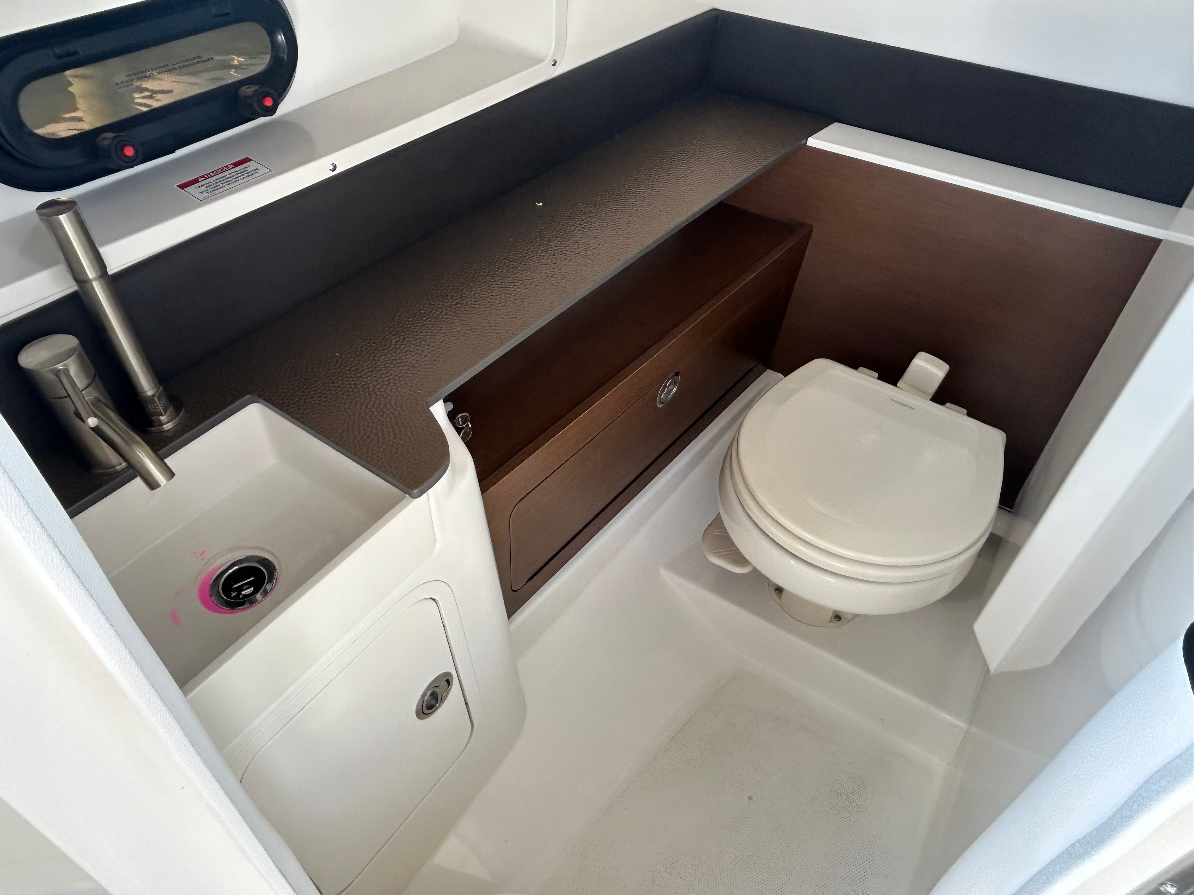 2026 Sea Ray SDX 290 Outboard Image Thumbnail #35