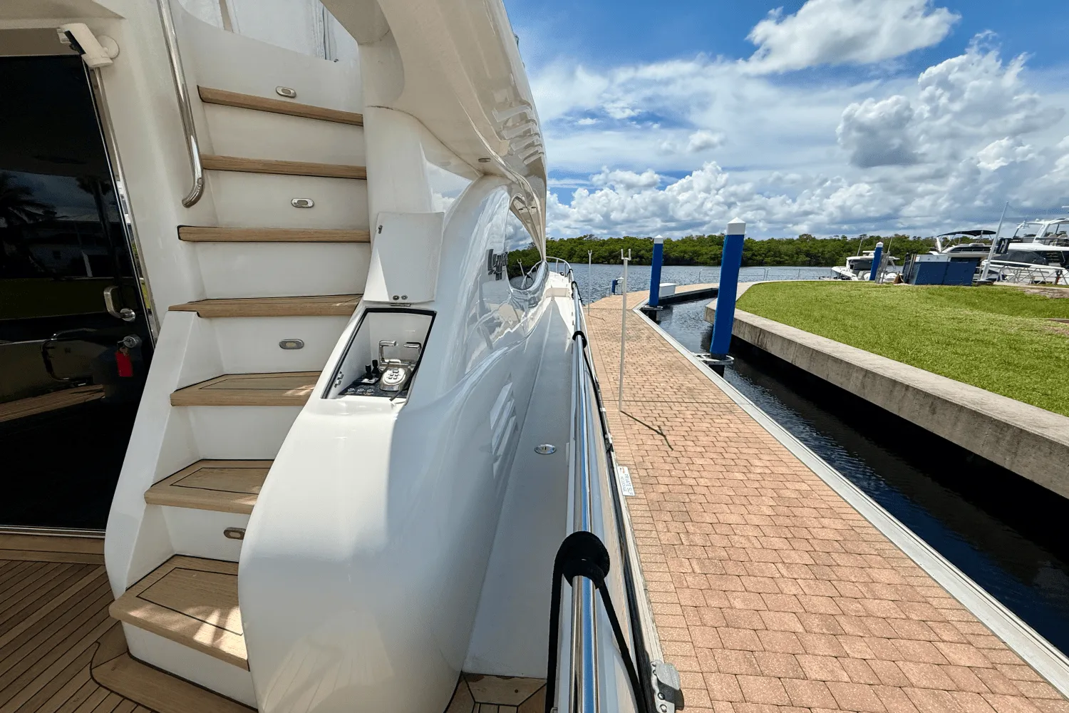 2005 Lazzara 68 FLYBRIDGE Image Thumbnail #7