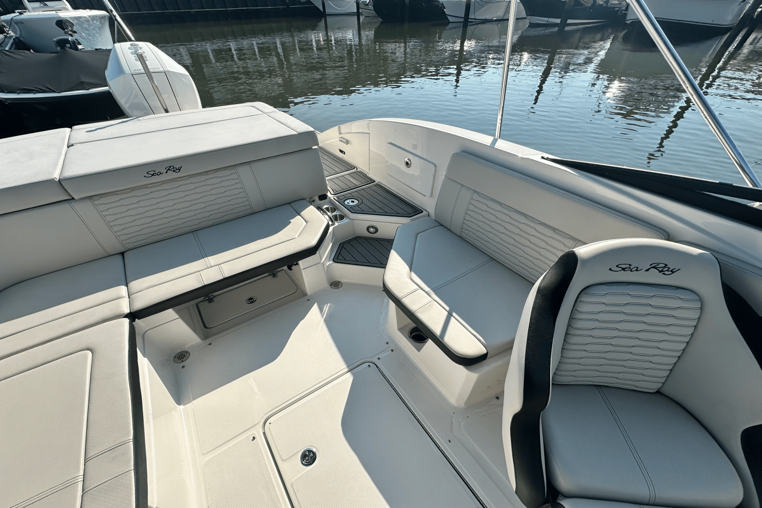 2022 Sea Ray 230 SPX-OB Image Thumbnail #5