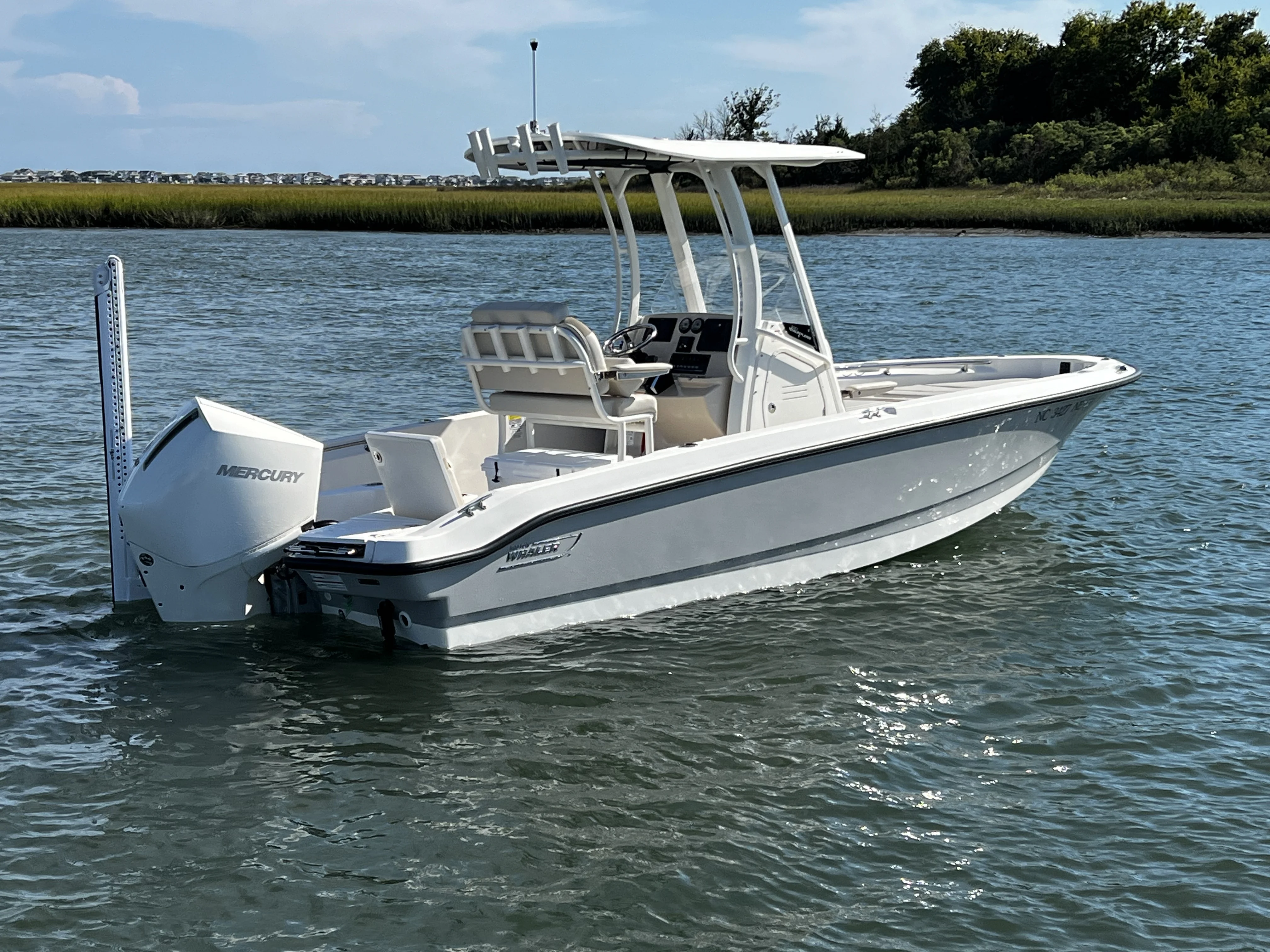 2025 Boston Whaler 220 Dauntless Image Thumbnail #1
