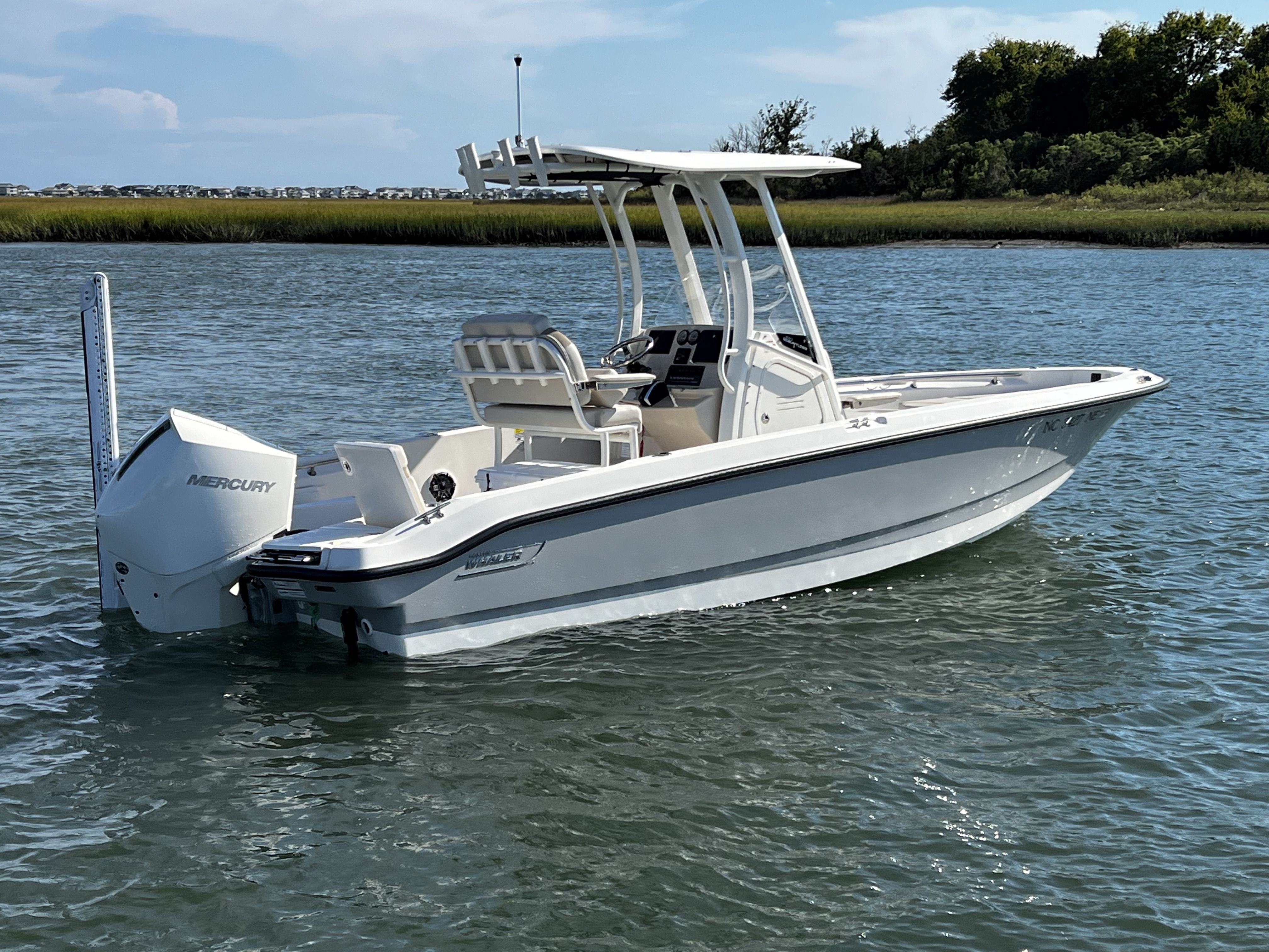 2025 Boston Whaler 220 Dauntless Image Thumbnail #2