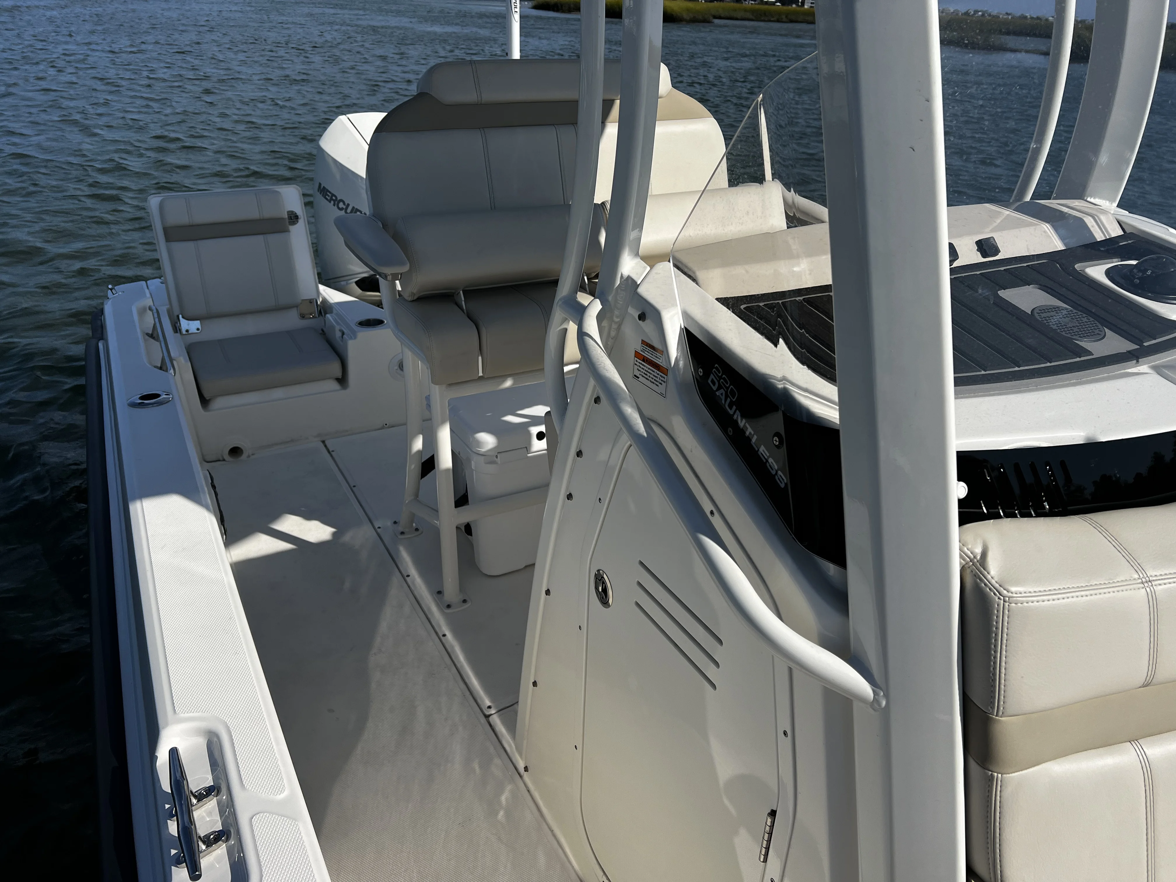 2025 Boston Whaler 220 Dauntless Image Thumbnail #18