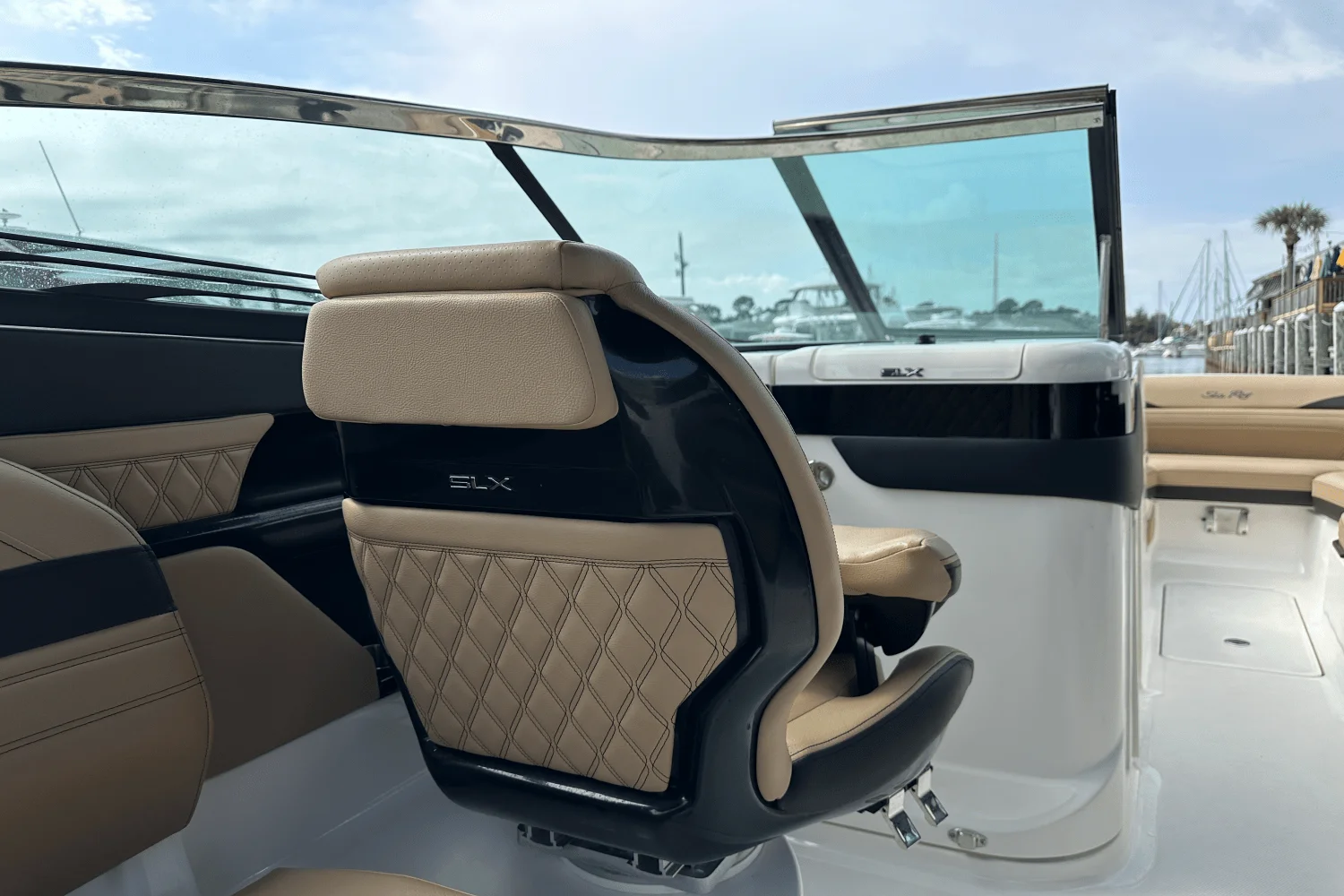 2024 Sea Ray SLX 260 Outboard Image Thumbnail #16