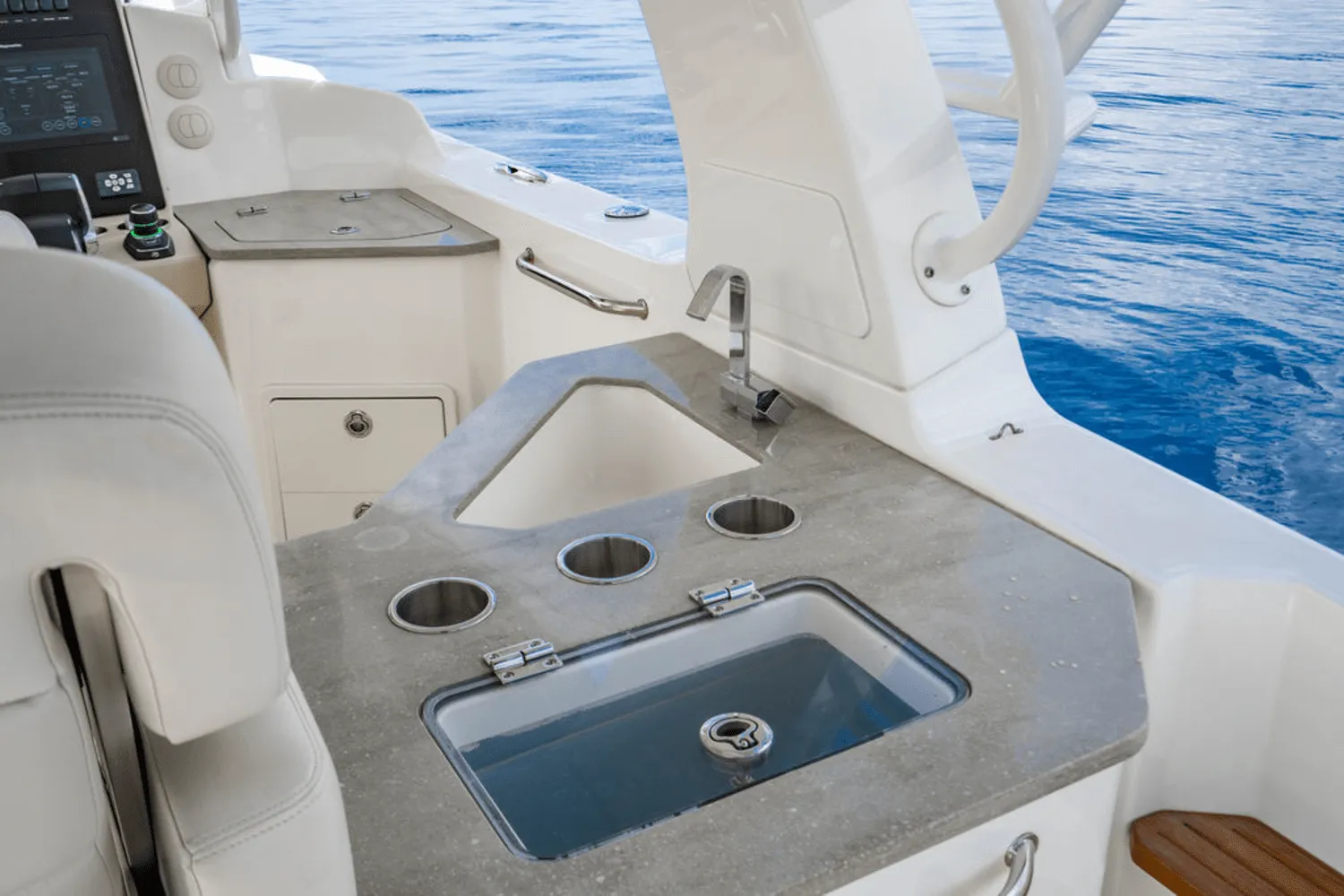 2022 Boston Whaler 350 REALM Image Thumbnail #9