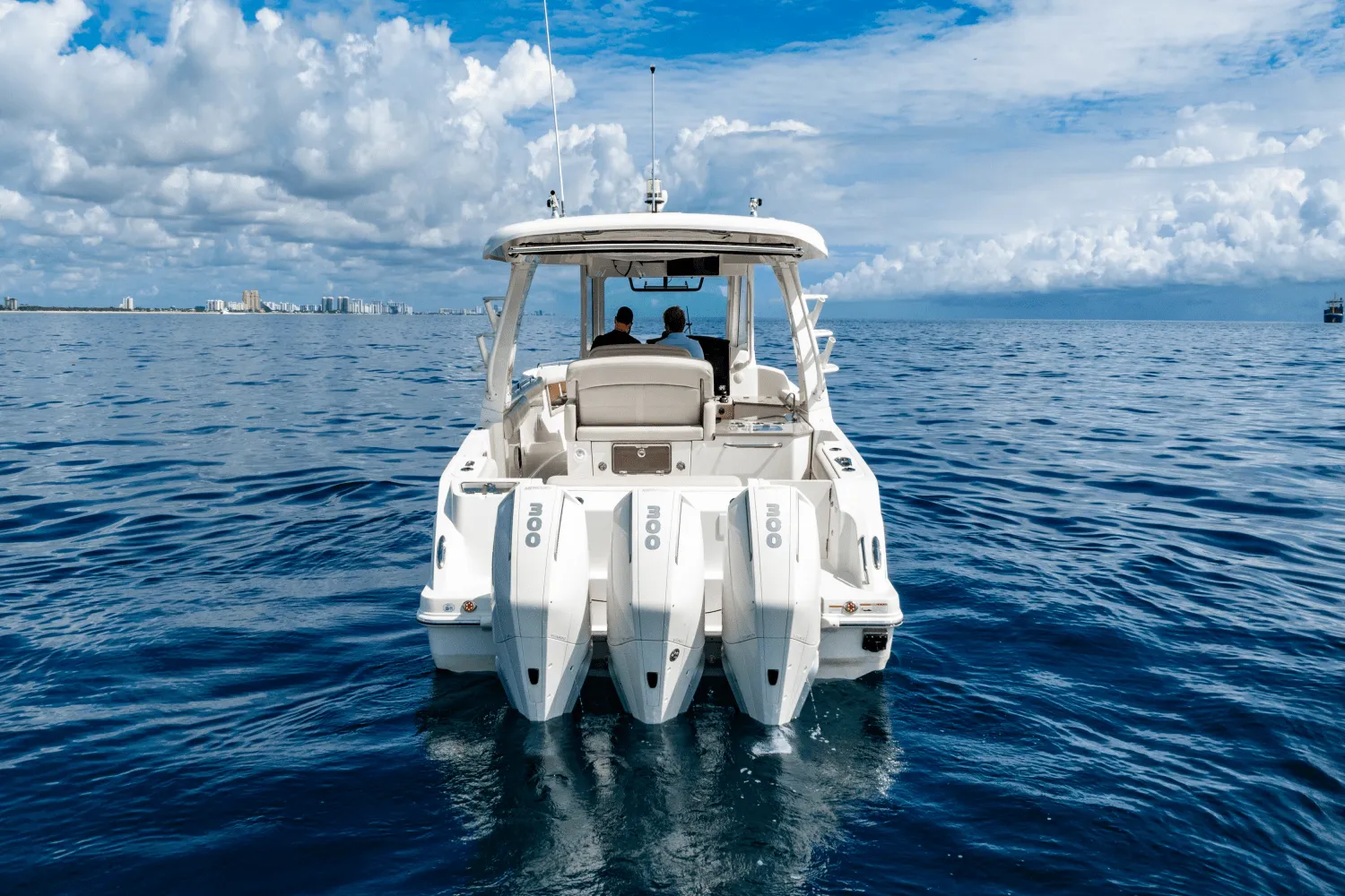 2022 Boston Whaler 350 REALM Image Thumbnail #2