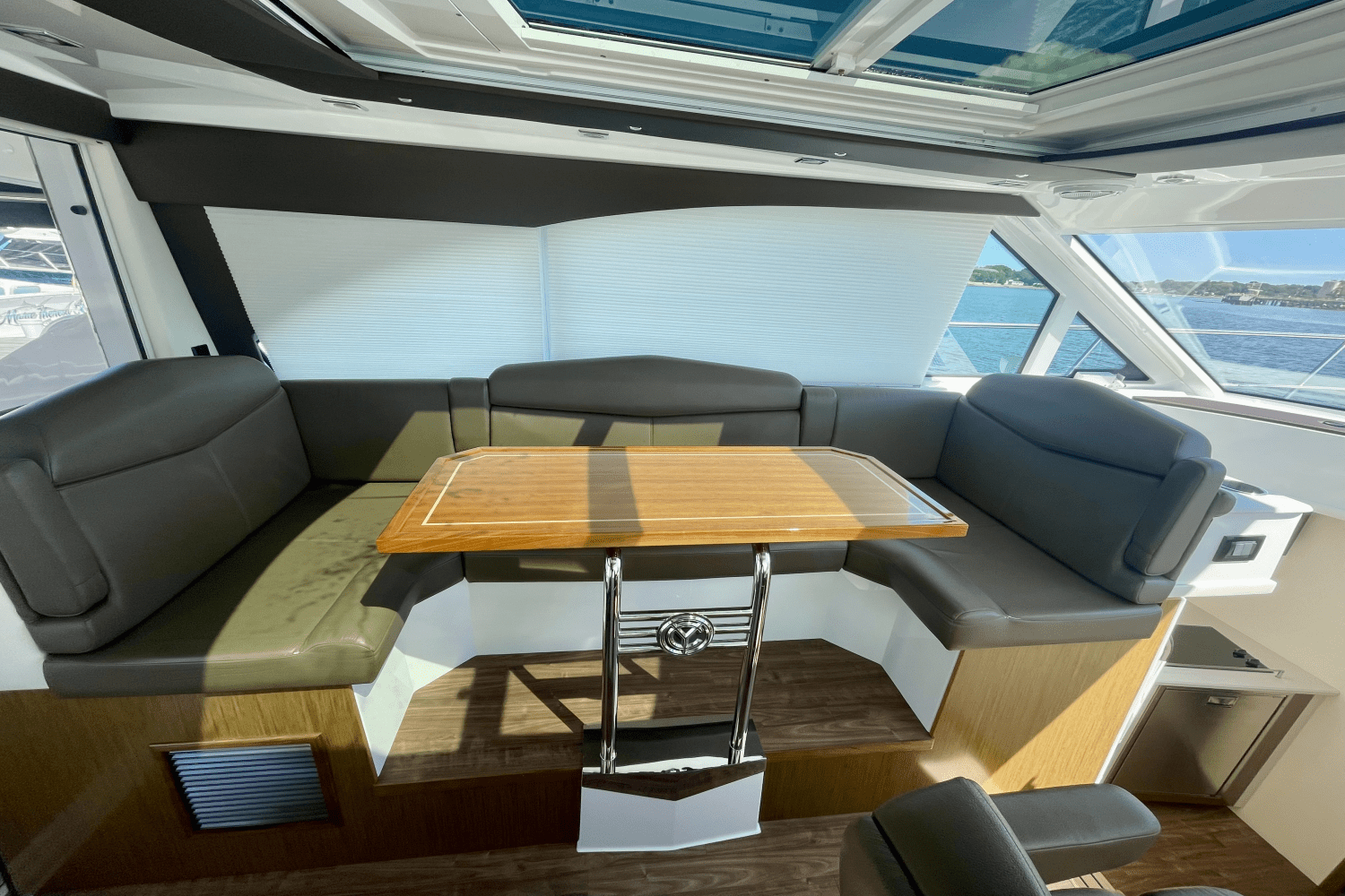 2015 Cruisers Yachts 41 CANTIUS Image Thumbnail #15