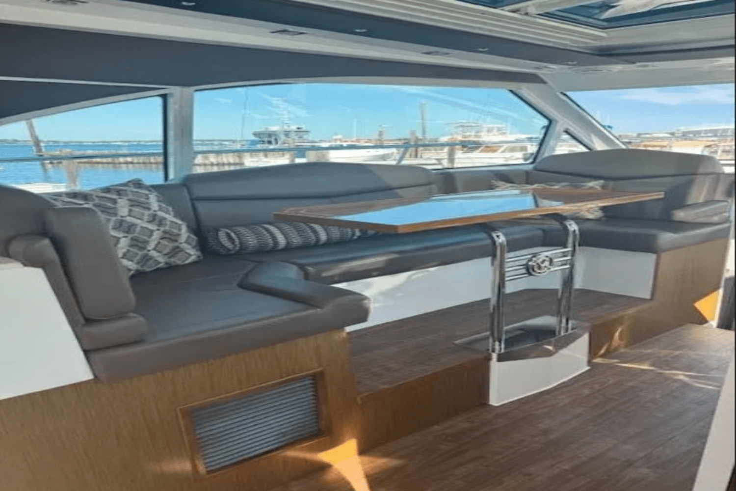 2015 Cruisers Yachts 41 CANTIUS Image Thumbnail #4