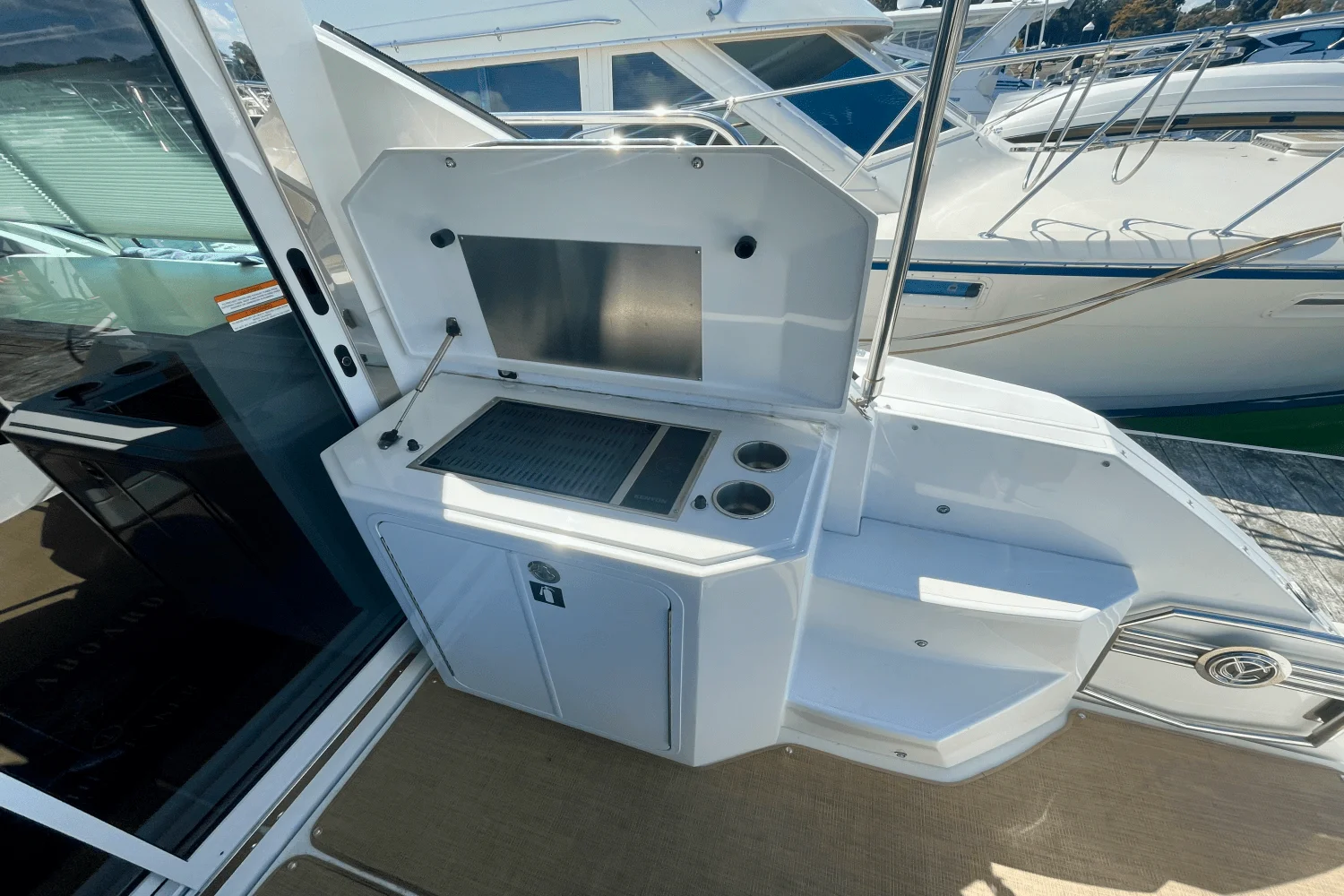 2015 Cruisers Yachts 41 CANTIUS Image Thumbnail #8