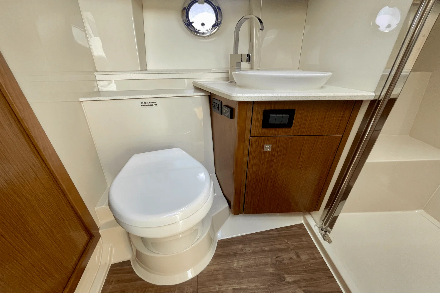 2015 Cruisers Yachts 41 CANTIUS Image Thumbnail #26