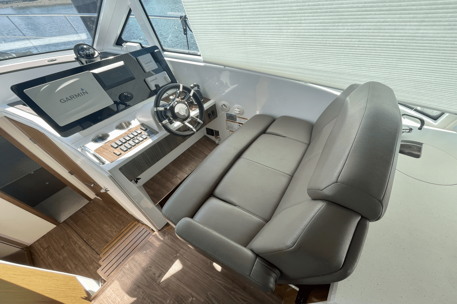 2015 Cruisers Yachts 41 CANTIUS Image Thumbnail #17
