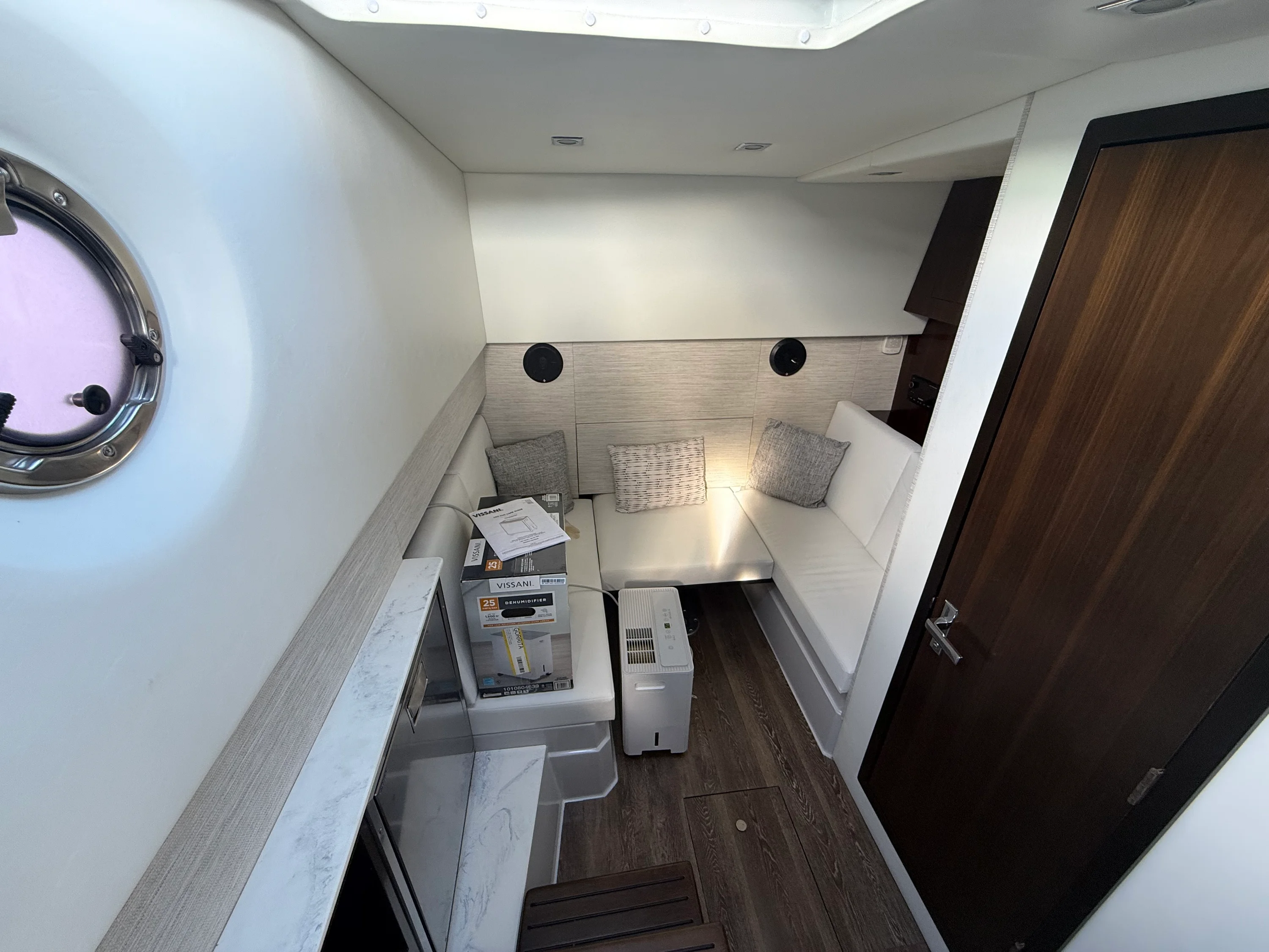 2022 Cruisers Yachts 34 GLS Outboard Image Thumbnail #18