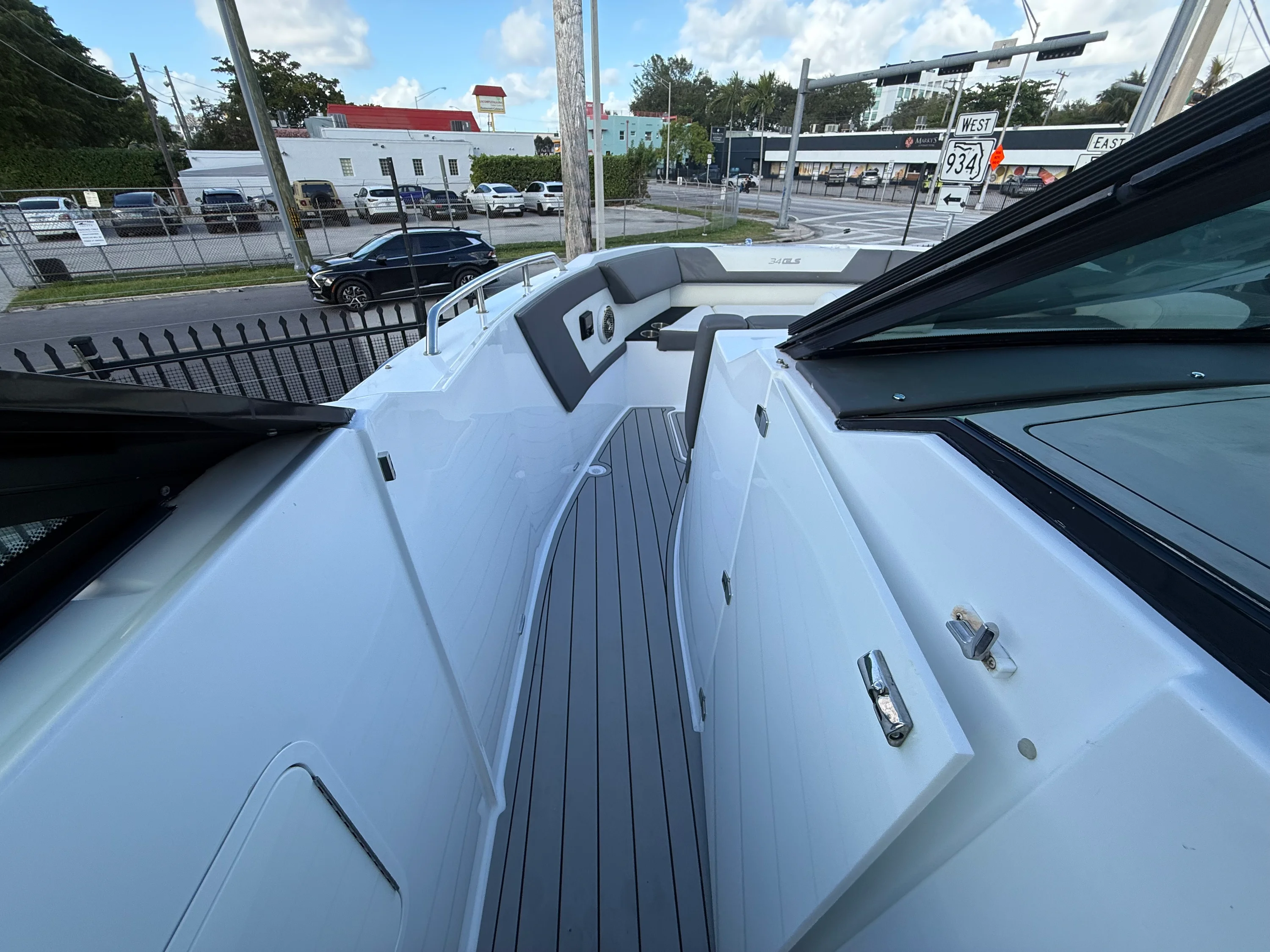 2022 Cruisers Yachts 34 GLS Outboard Image Thumbnail #22