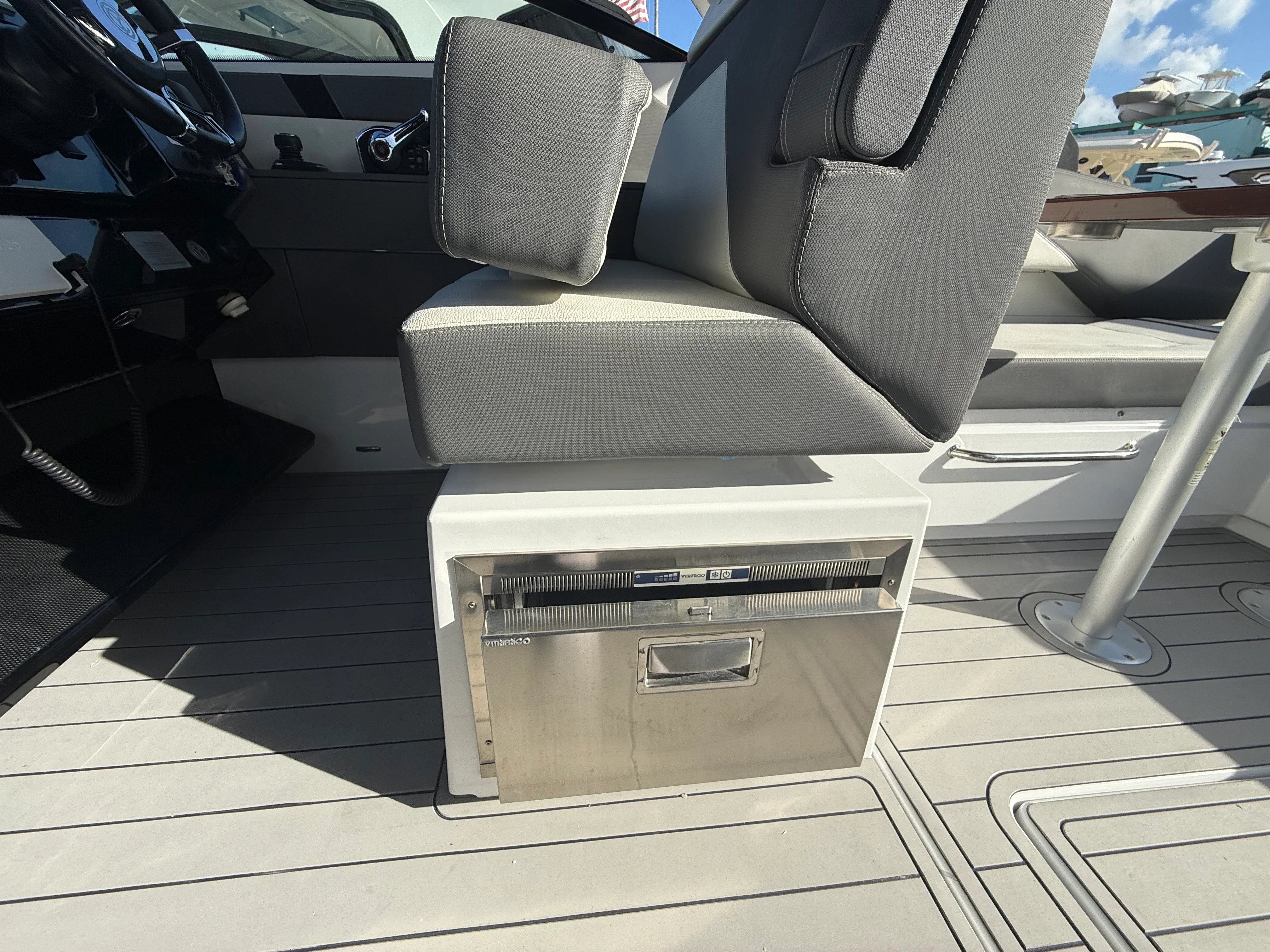 2022 Cruisers Yachts 34 GLS Outboard Image Thumbnail #16