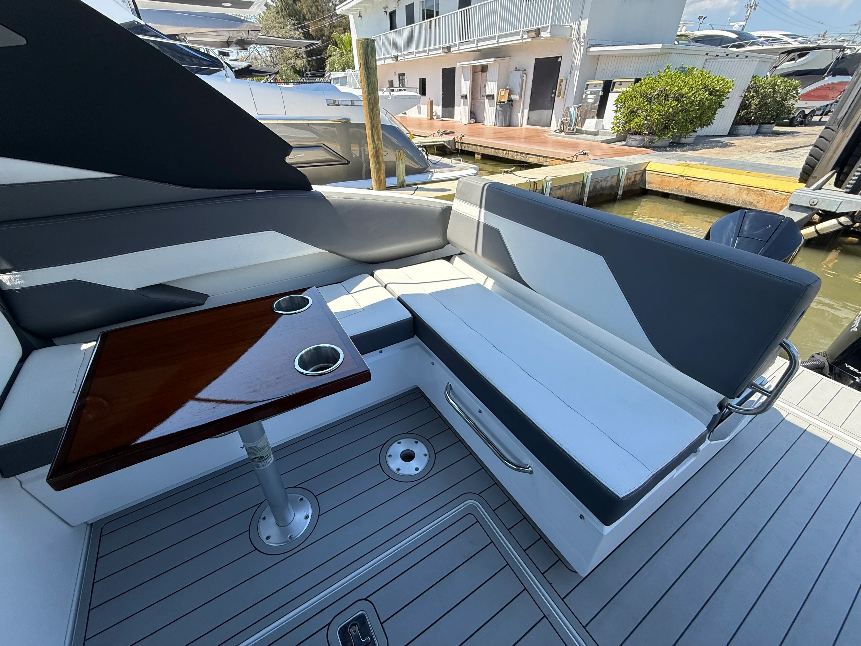 2022 Cruisers Yachts 34 GLS Outboard Image Thumbnail #39