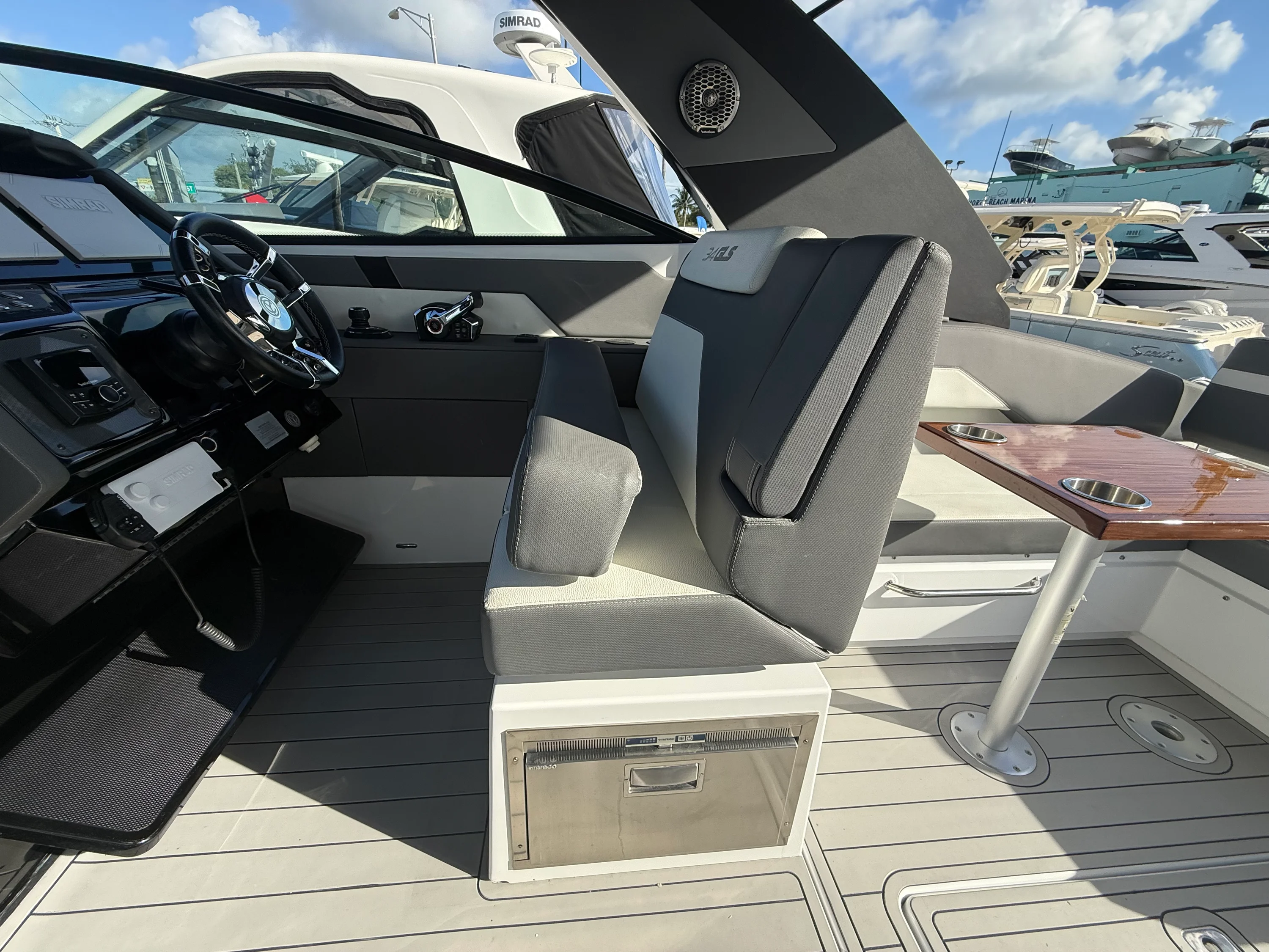 2022 Cruisers Yachts 34 GLS Outboard Image Thumbnail #15