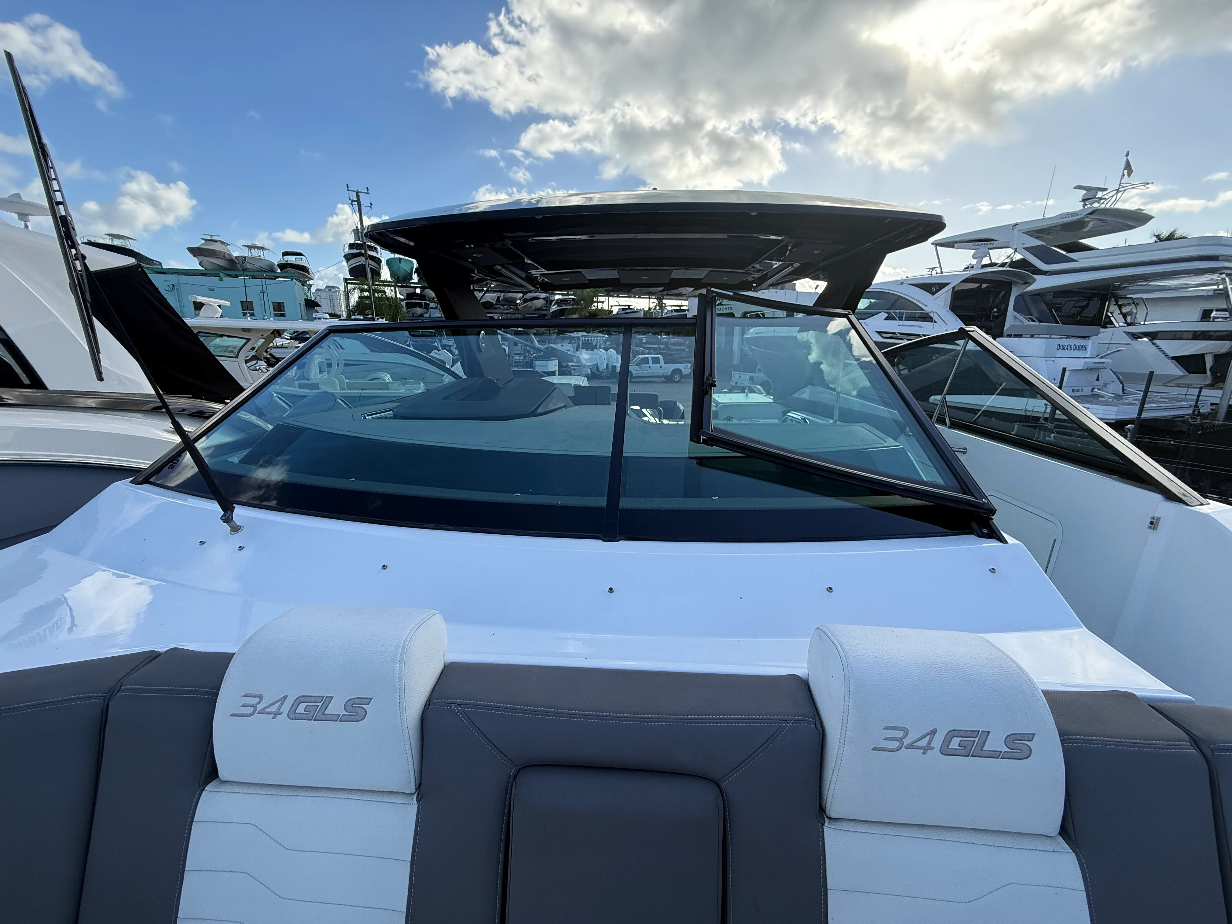 2022 Cruisers Yachts 34 GLS Outboard Image Thumbnail #23