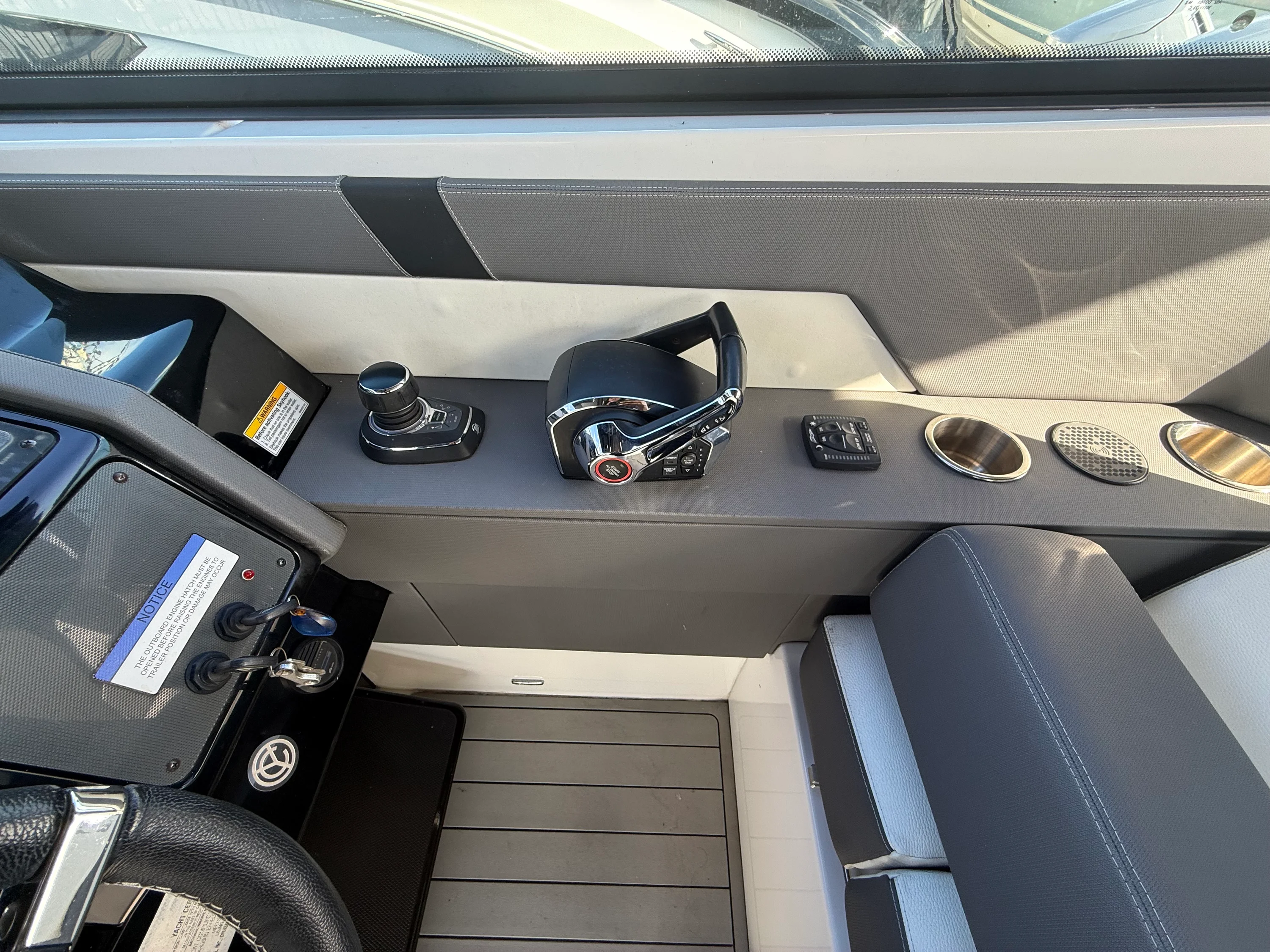 2022 Cruisers Yachts 34 GLS Outboard Image Thumbnail #9