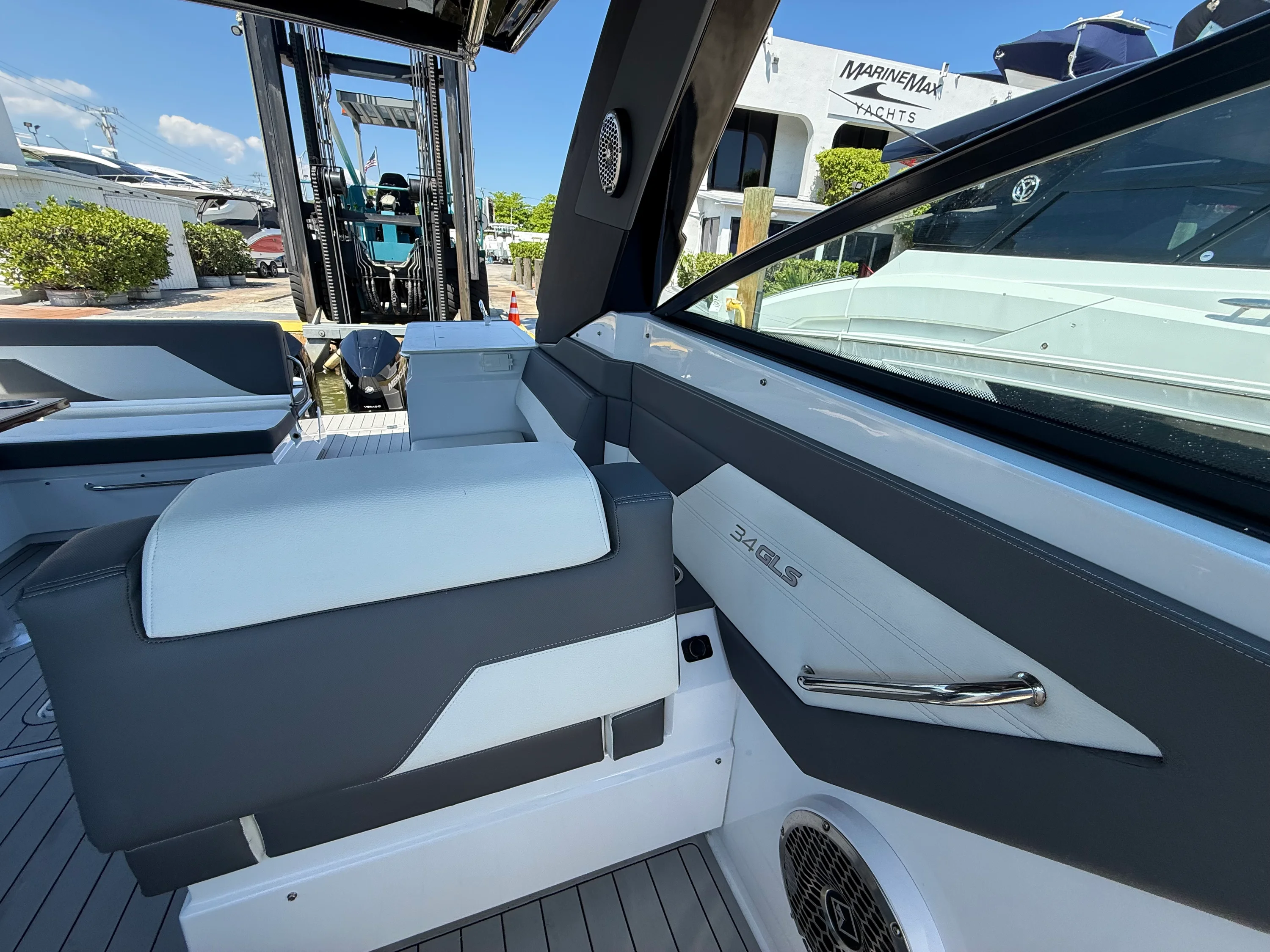 2022 Cruisers Yachts 34 GLS Outboard Image Thumbnail #45