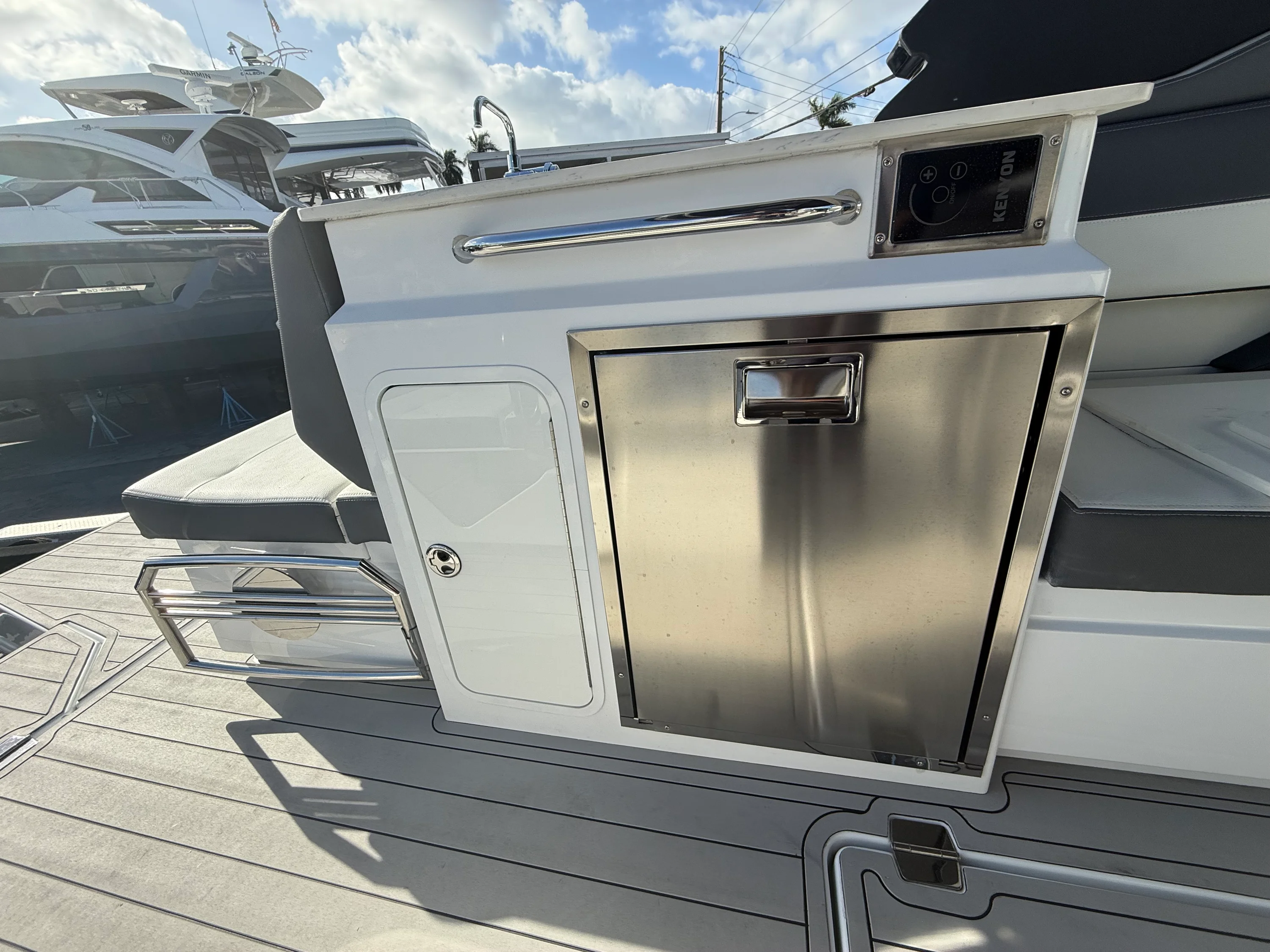2022 Cruisers Yachts 34 GLS Outboard Image Thumbnail #4