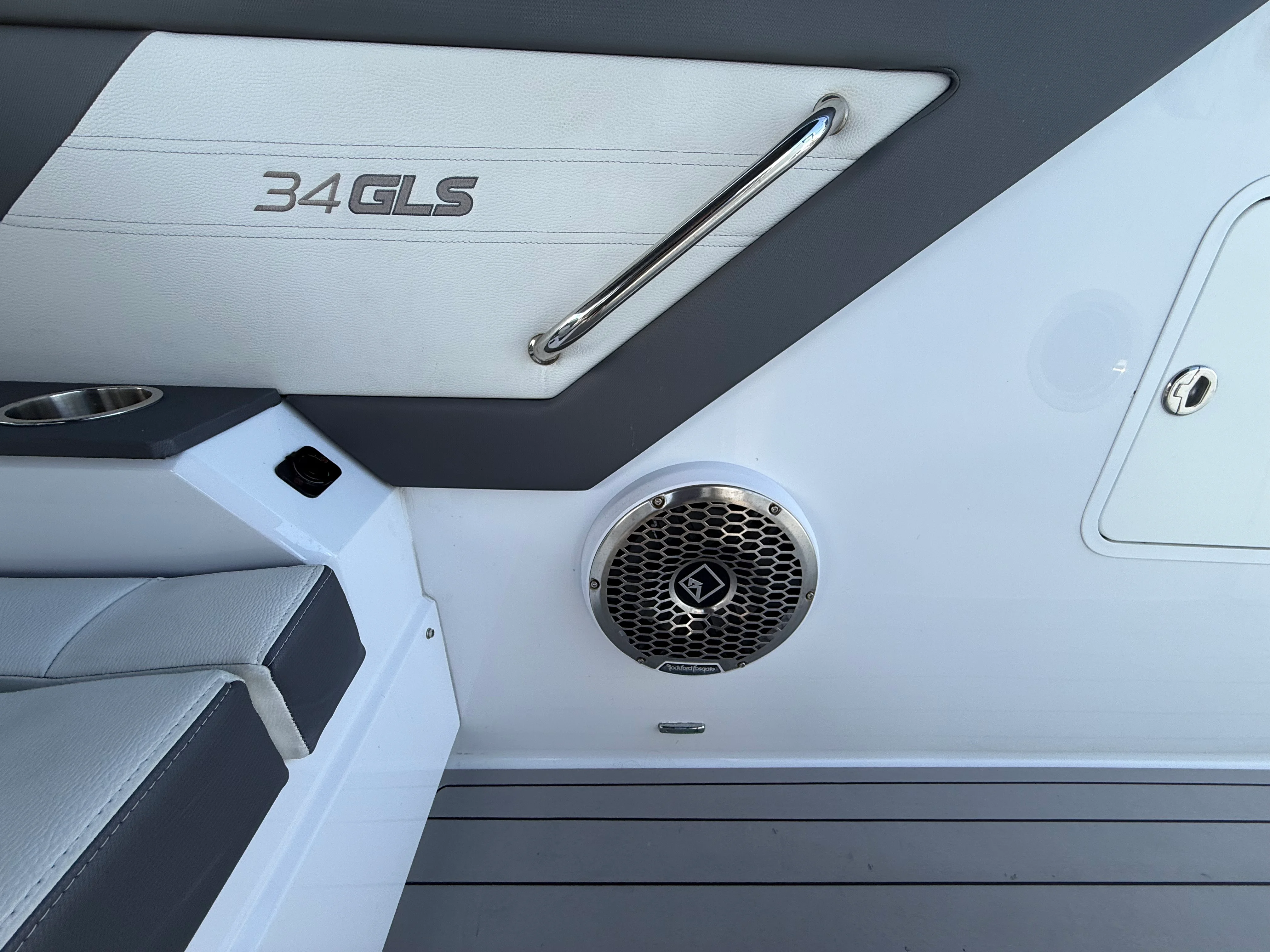 2022 Cruisers Yachts 34 GLS Outboard Image Thumbnail #20