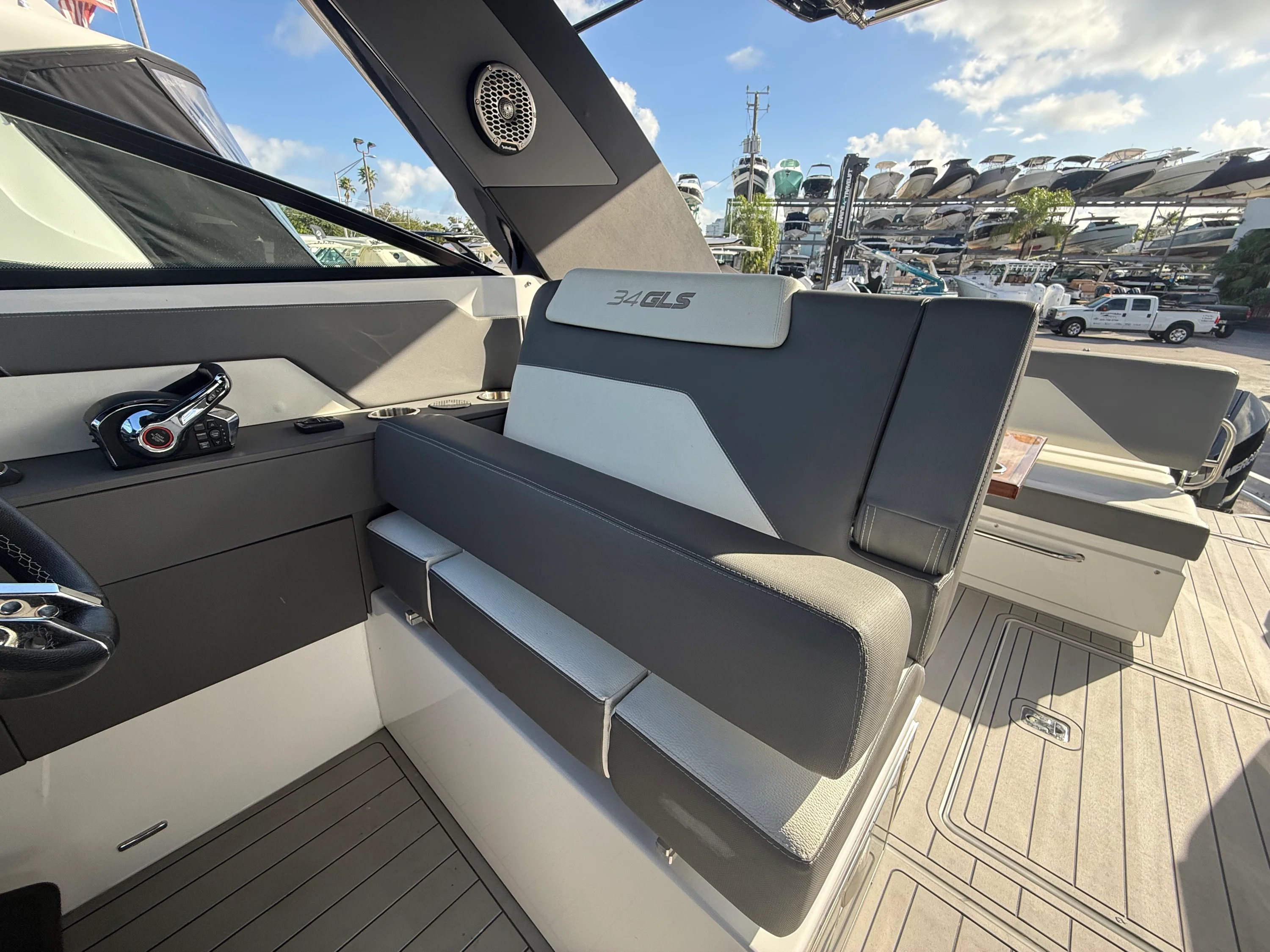 2022 Cruisers Yachts 34 GLS Outboard Image Thumbnail #10