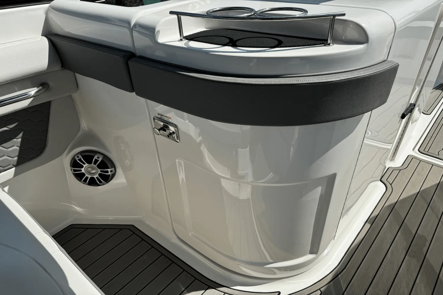 2023 Sea Ray 290 SDX OB Image Thumbnail #8