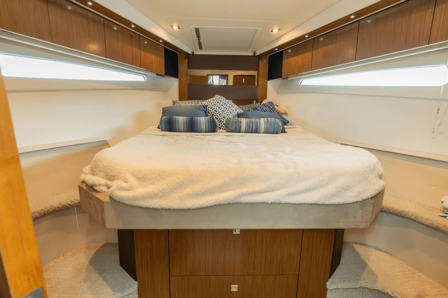 2016 Cruisers Yachts CANTIUS Image Thumbnail #13