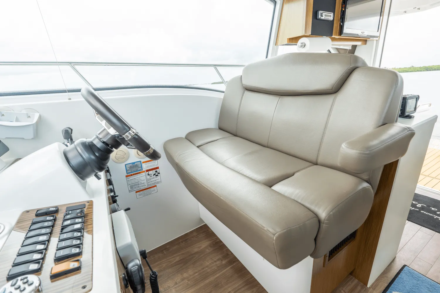 2016 Cruisers Yachts CANTIUS Image Thumbnail #19