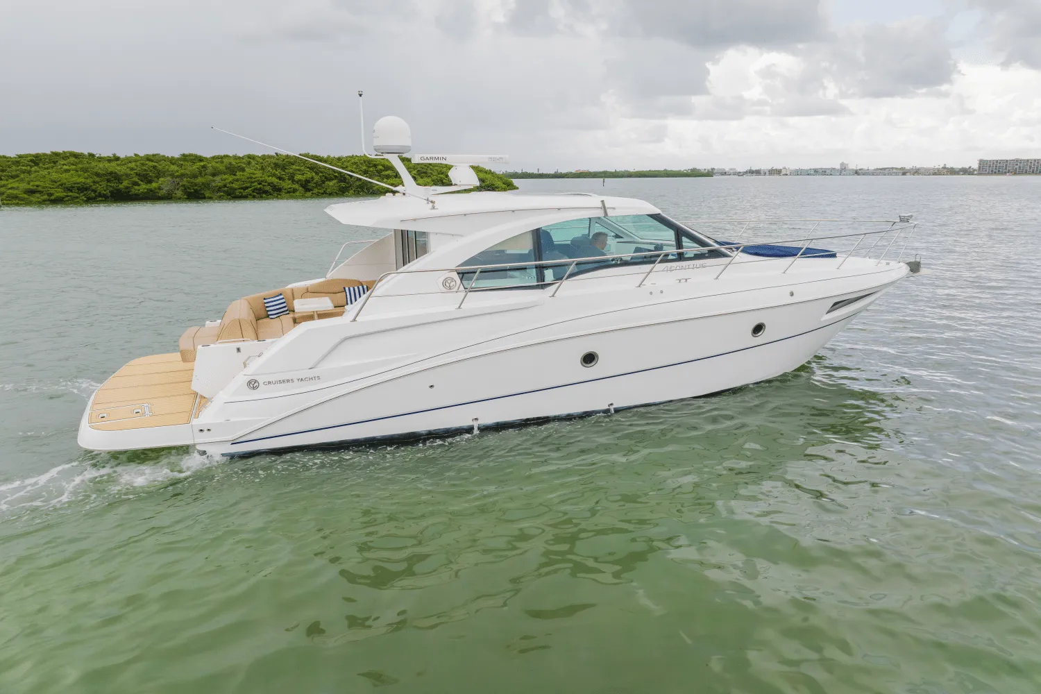 2016 Cruisers Yachts CANTIUS Image Thumbnail #6