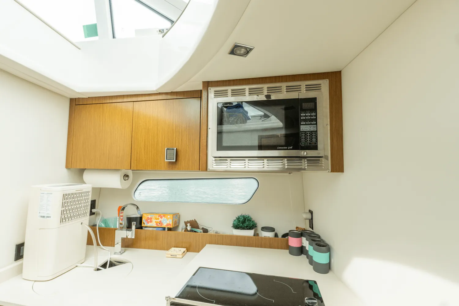 2016 Cruisers Yachts CANTIUS Image Thumbnail #12