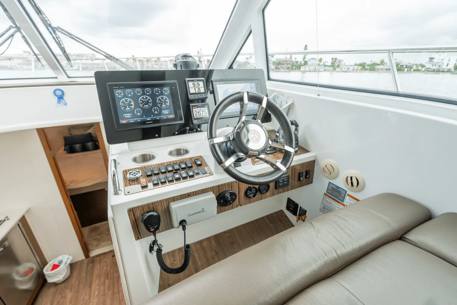 2016 Cruisers Yachts CANTIUS Image Thumbnail #18