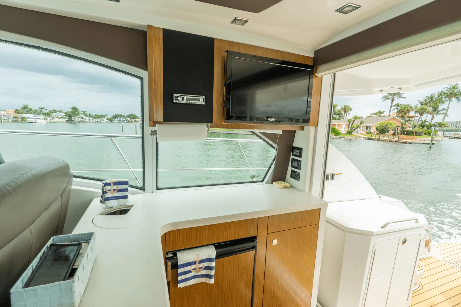 2016 Cruisers Yachts CANTIUS Image Thumbnail #9