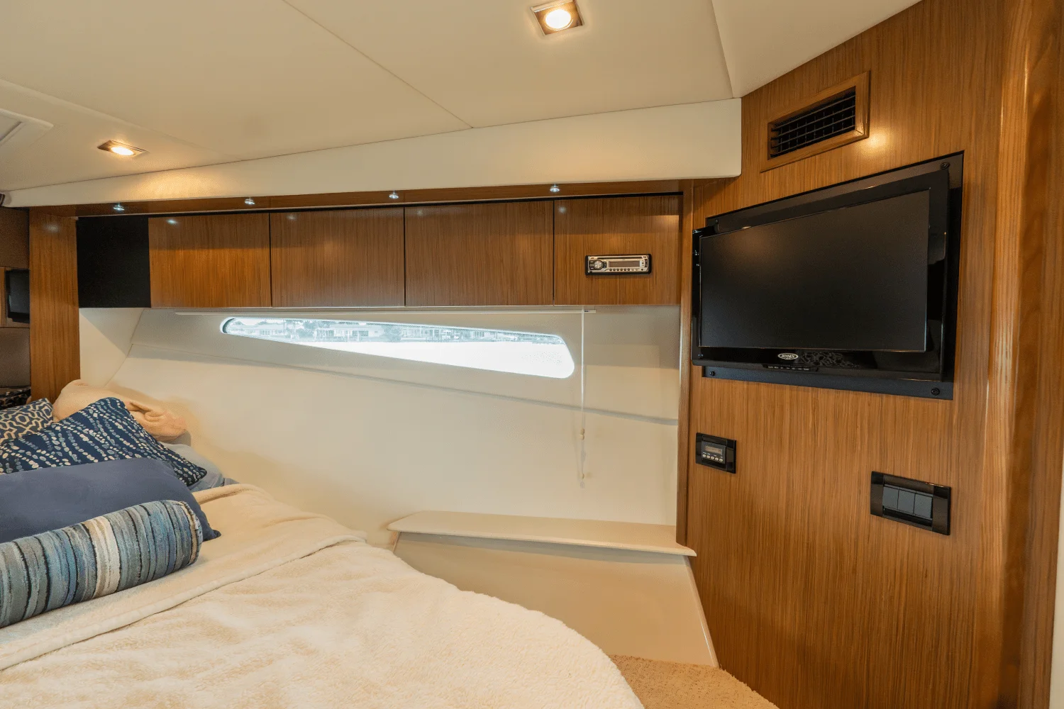 2016 Cruisers Yachts 41 CANTIUS Image Thumbnail #14