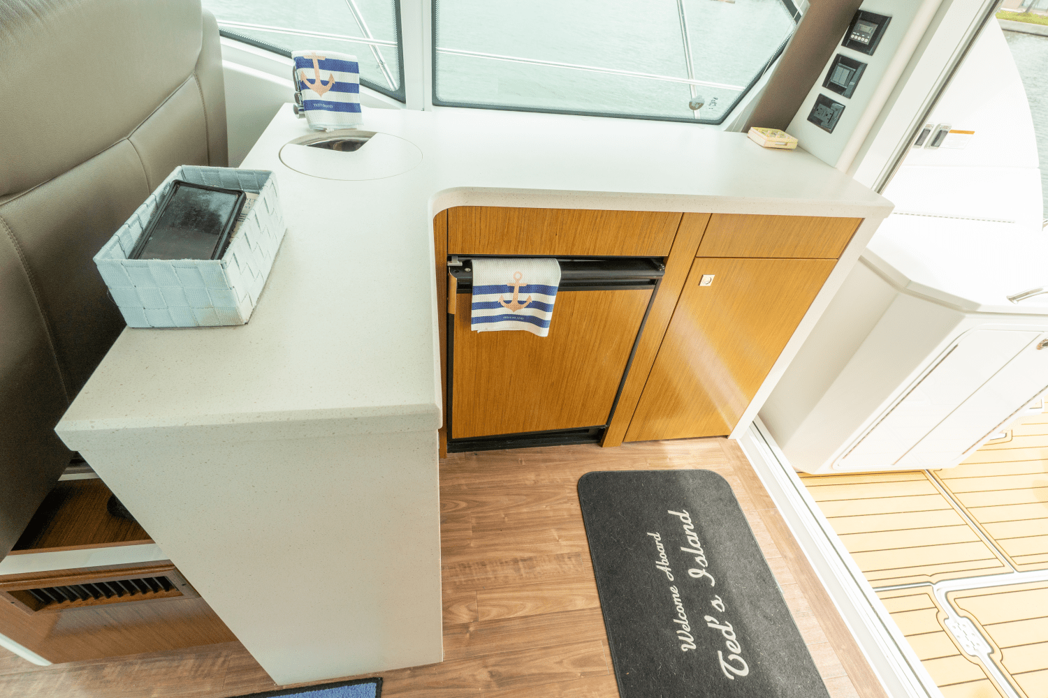 2016 Cruisers Yachts 41 CANTIUS Image Thumbnail #10