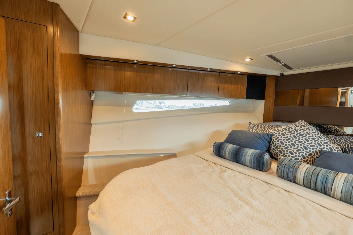 2016 Cruisers Yachts 41 CANTIUS Image Thumbnail #15